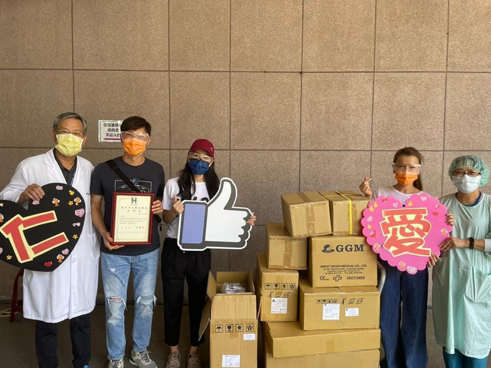 侯昌明(左2起)和曾雅蘭到仁愛醫院送物資。(翻攝曾雅蘭臉書)