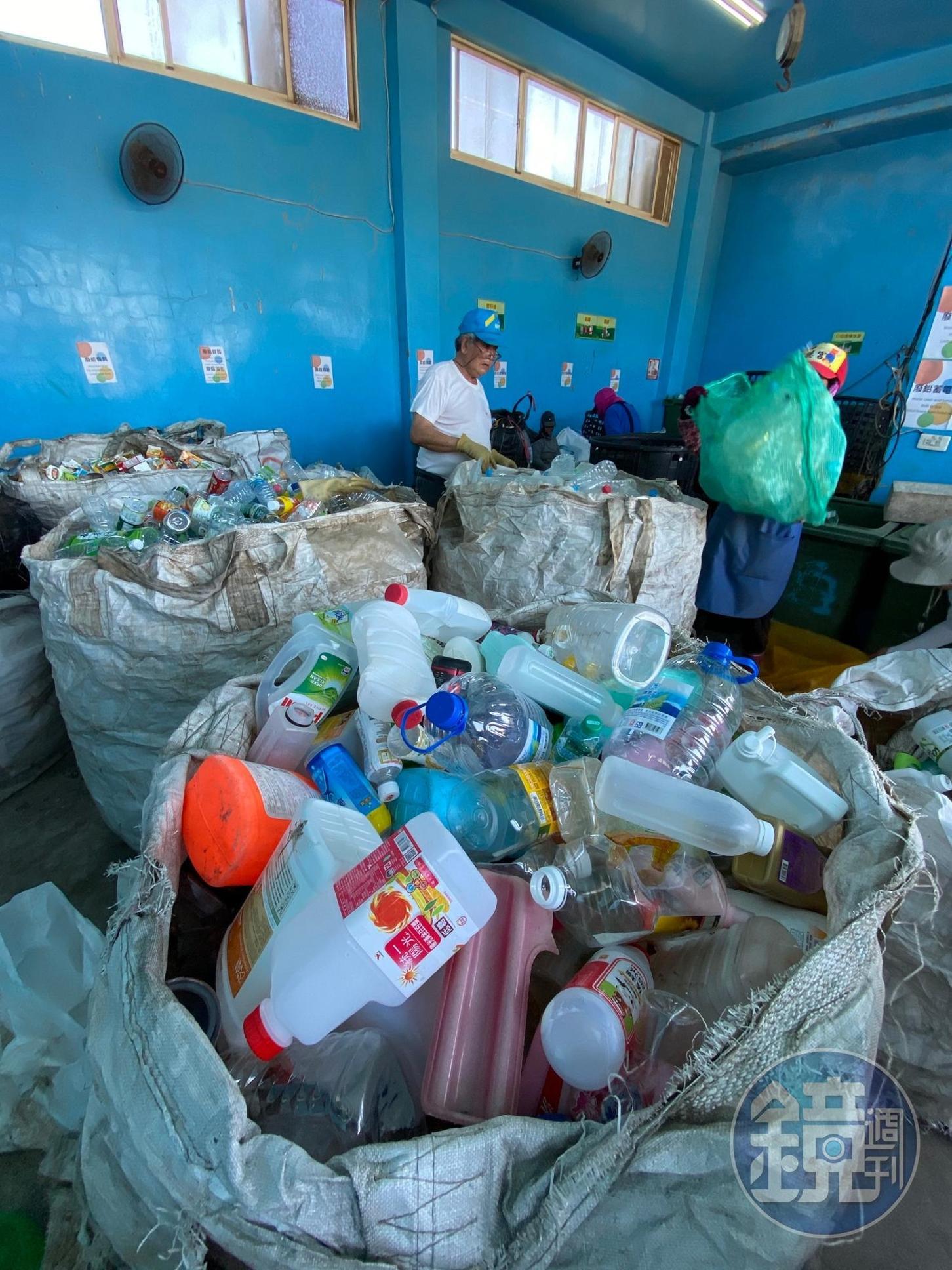 將保特瓶拿回澎湖本島的回收站回收，這趟無人島之旅才算告一段落。