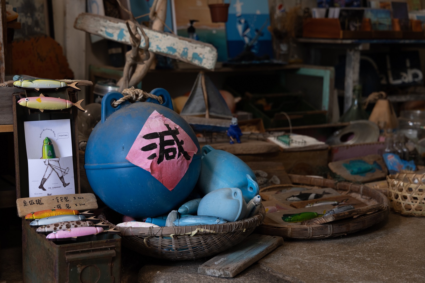 大大的浮球上頭寫著「減」，希望更多人減少產生垃圾。