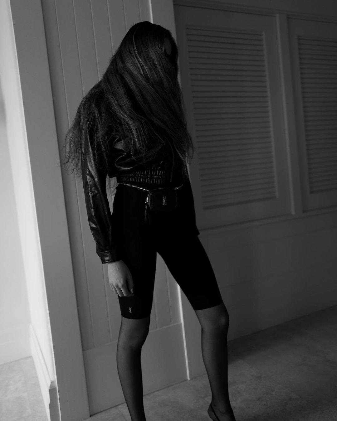 Cindy Crawford的女兒Kaia Gerber，現在也是超模一名，長腿的她穿起SAINT LAURENT的五分單車褲架勢十足。（SAINT LAURENT提供）
