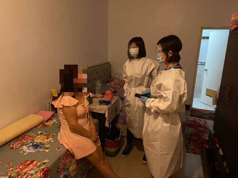 頭份分局查獲越南籍阮女（左），因酒店停業而減少收入，遂做起「一樓一鳳」性交易勾當。（讀者提供）