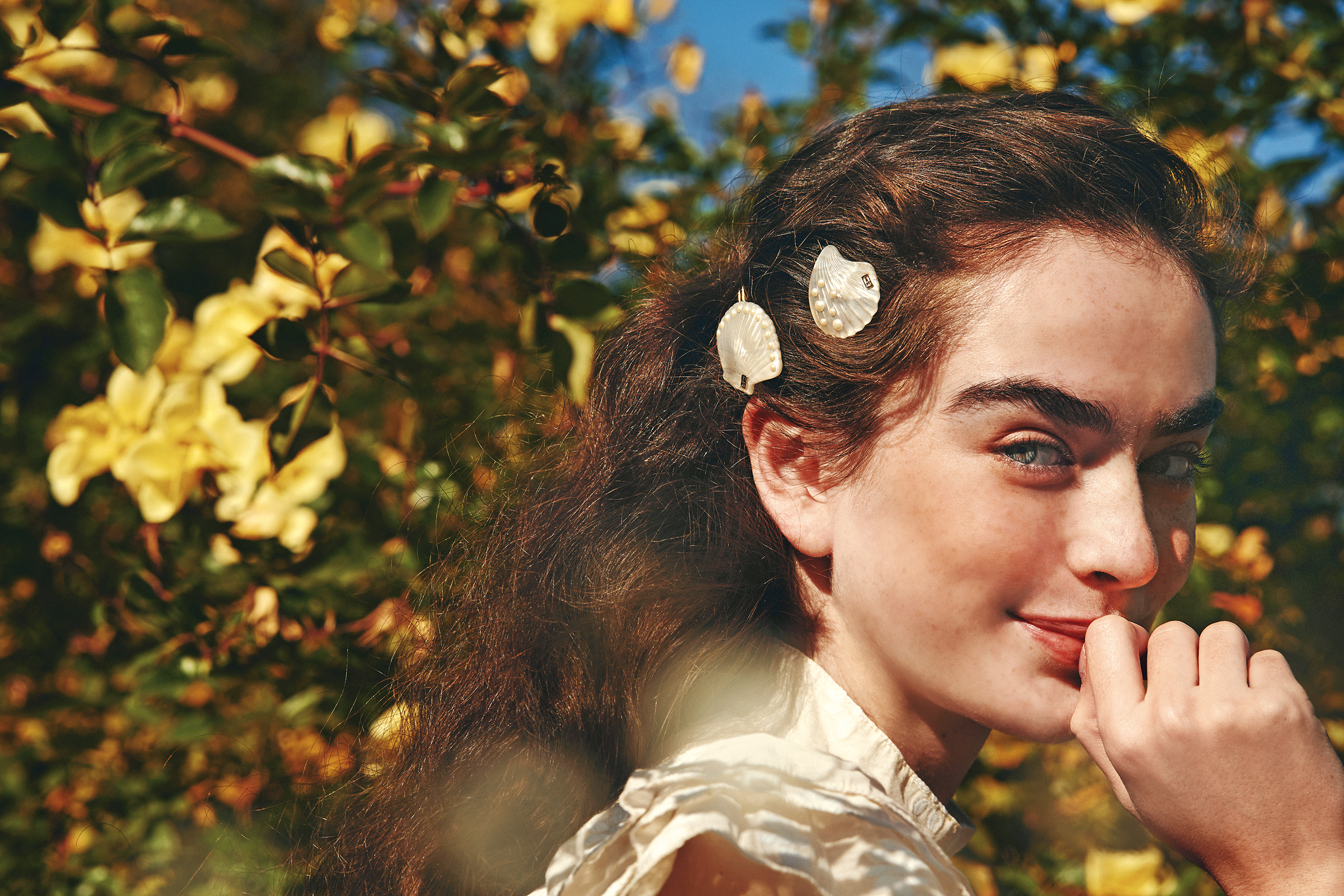 漂亮的髮飾能為螢幕前的妳大大加分。（左起）珍珠扇貝豆扣夾NT$3,600、珍珠彎貝豆扣夾NT$3,200（Alexandre de Paris提供）