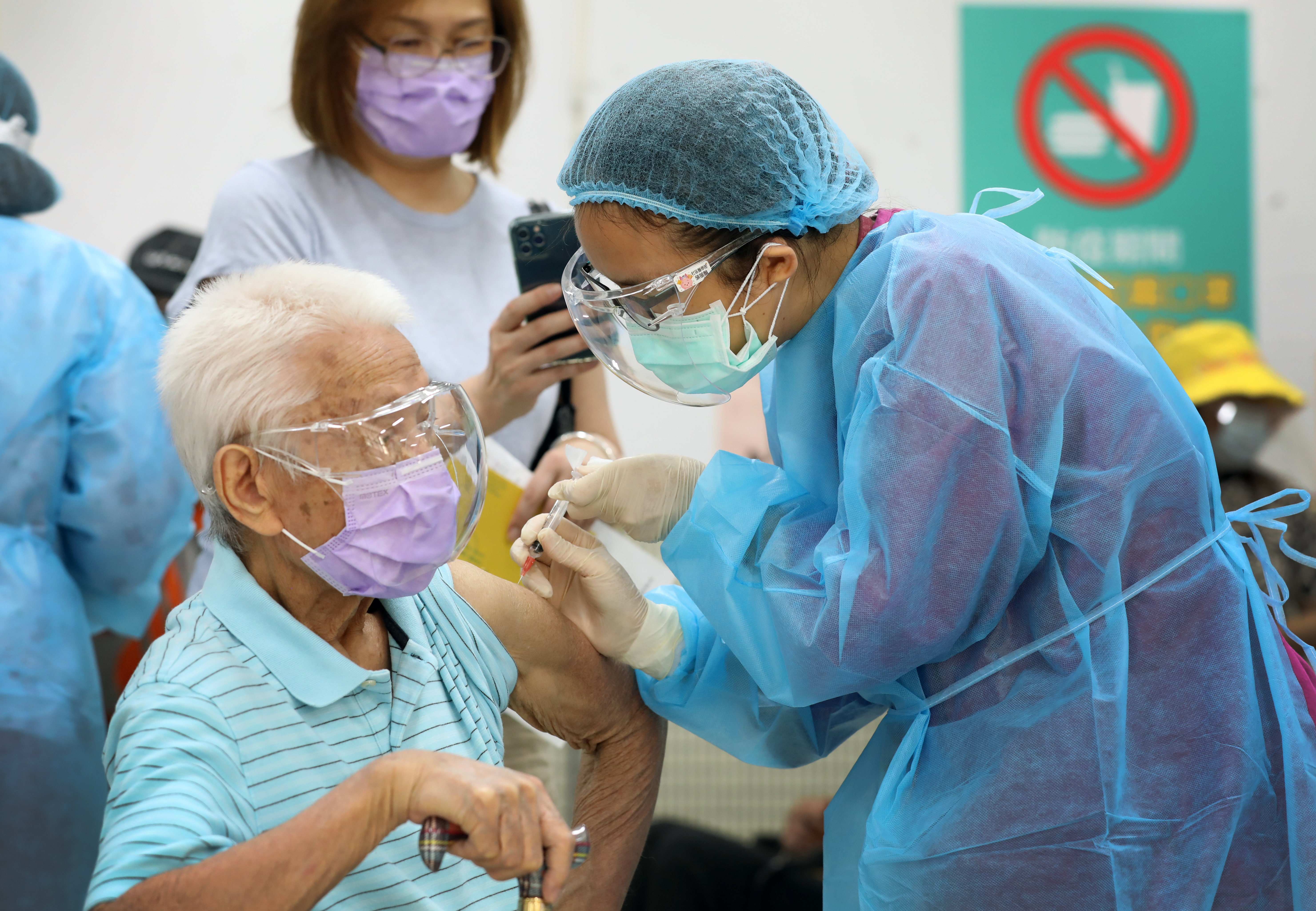 長者接種疫苗意願受到新聞媒體報導影響，侯友宜表示，今日疫苗施打率從近6成降至約47%；圖為萬芳醫院長者打疫苗情況，非當事人。（本刊資料照）