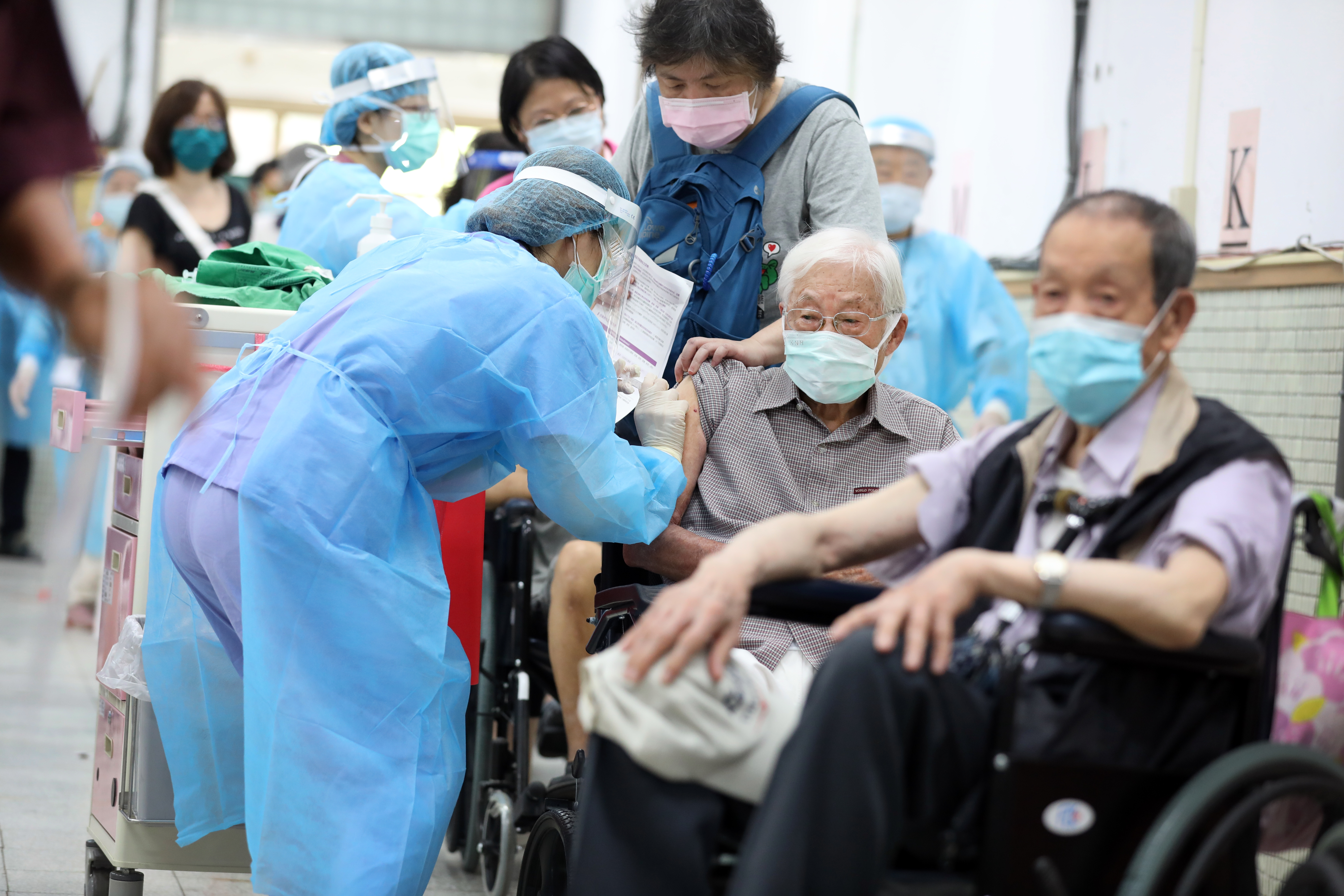 媒體提問，老人是否該繼續施打疫苗或是暫緩？北市長柯文哲回應，打疫苗還是利大於弊。圖為長輩疫苗施打情形，示意圖。（本刊資料照）