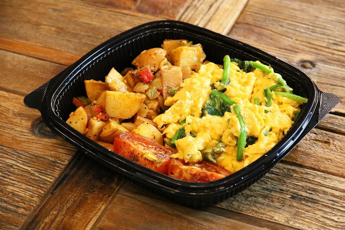 「媽咪賴床早午餐組合」當中有營養滿點的菠菜炒蛋搭薯塊。