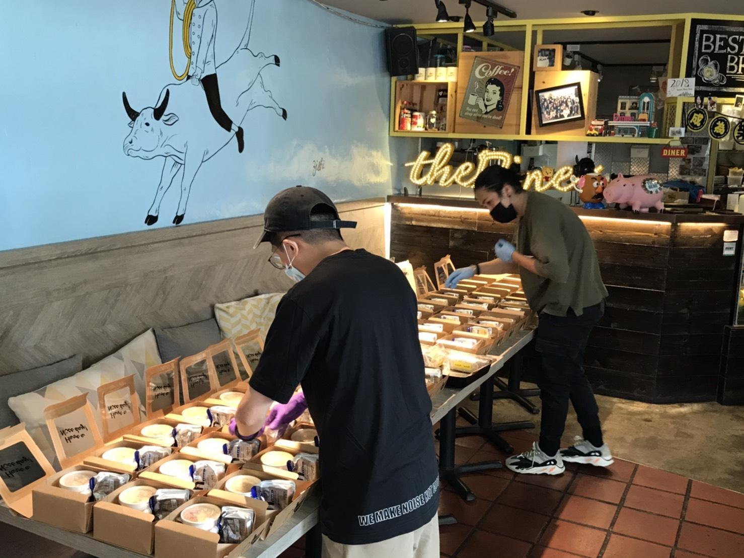 樂子the Diner瑞安店工作工作人員細心準備餐盒要提供給醫護人員。