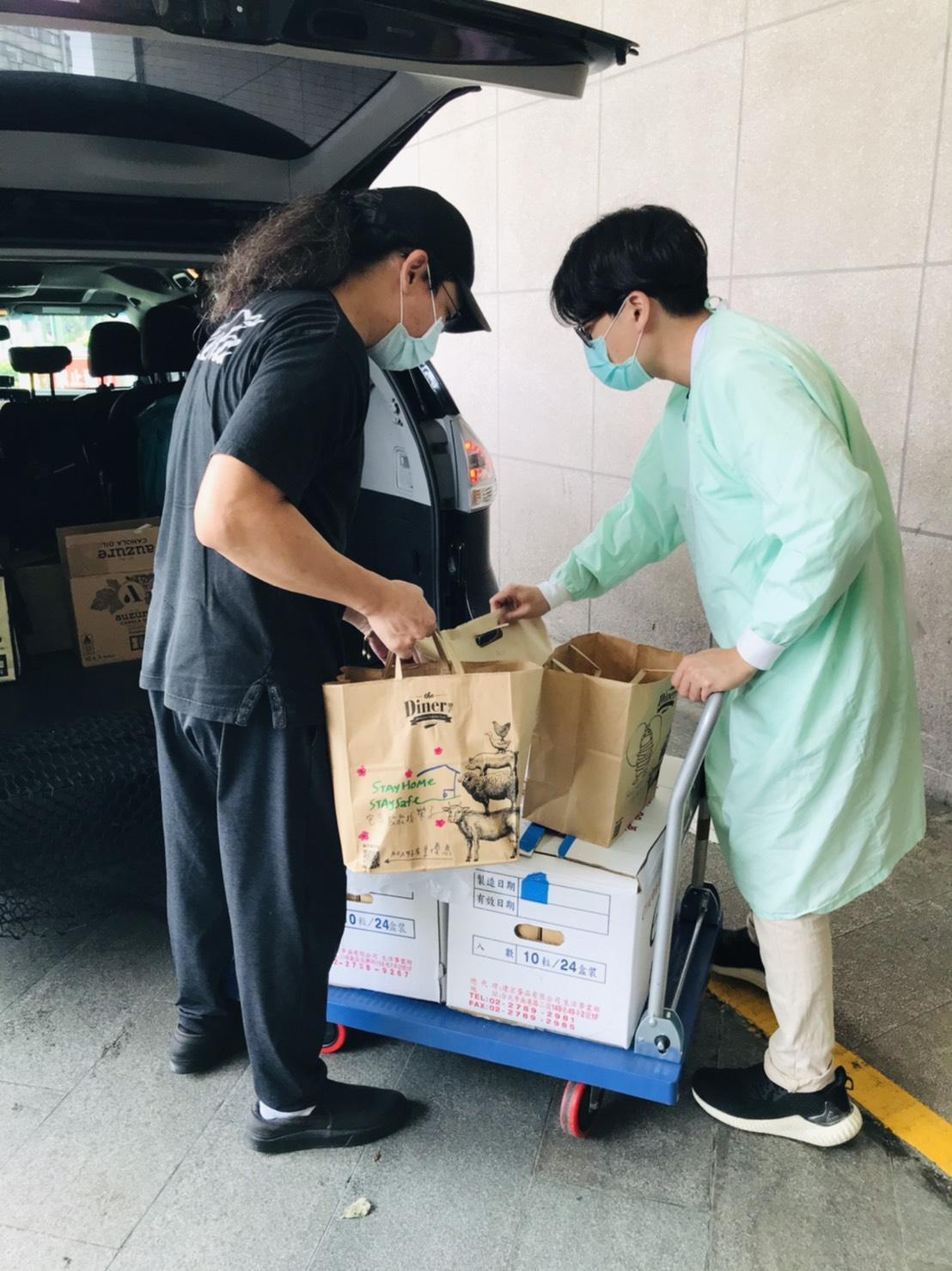 店內工作人員忙碌中仍不遺餘力前往醫院送餐。