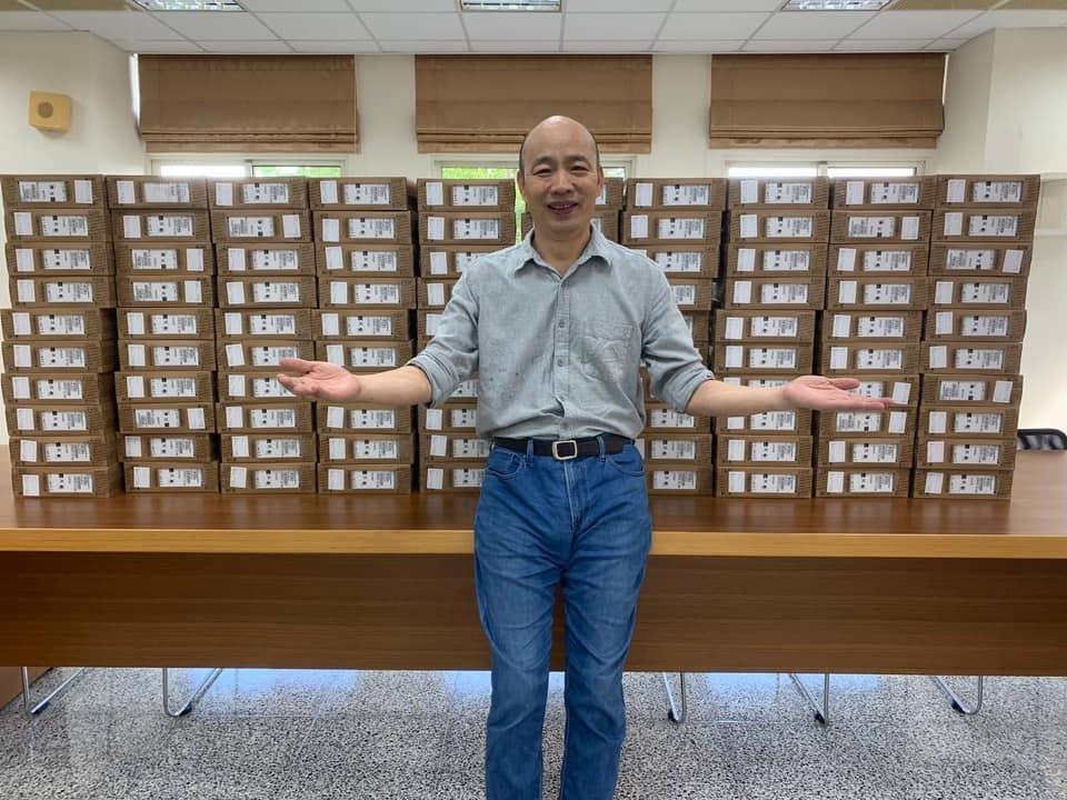 韓國瑜表示,目前已經著手採購100台筆電,將在近日送往有急迫需求的基金會、關懷協會與兒童之家等單位。(翻攝自韓國瑜臉書)
