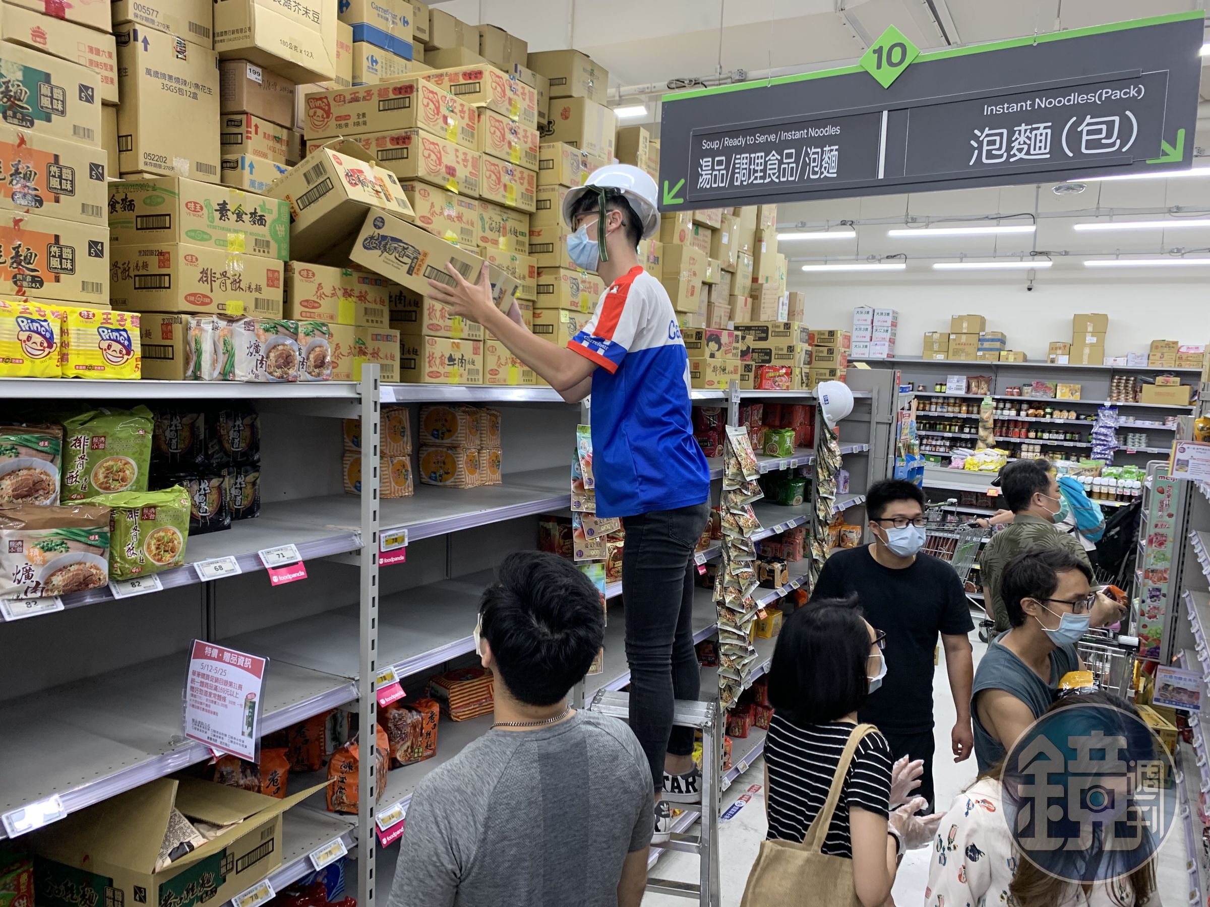 居家防疫推升食品囤貨潮，各大賣場的食品銷量大增。