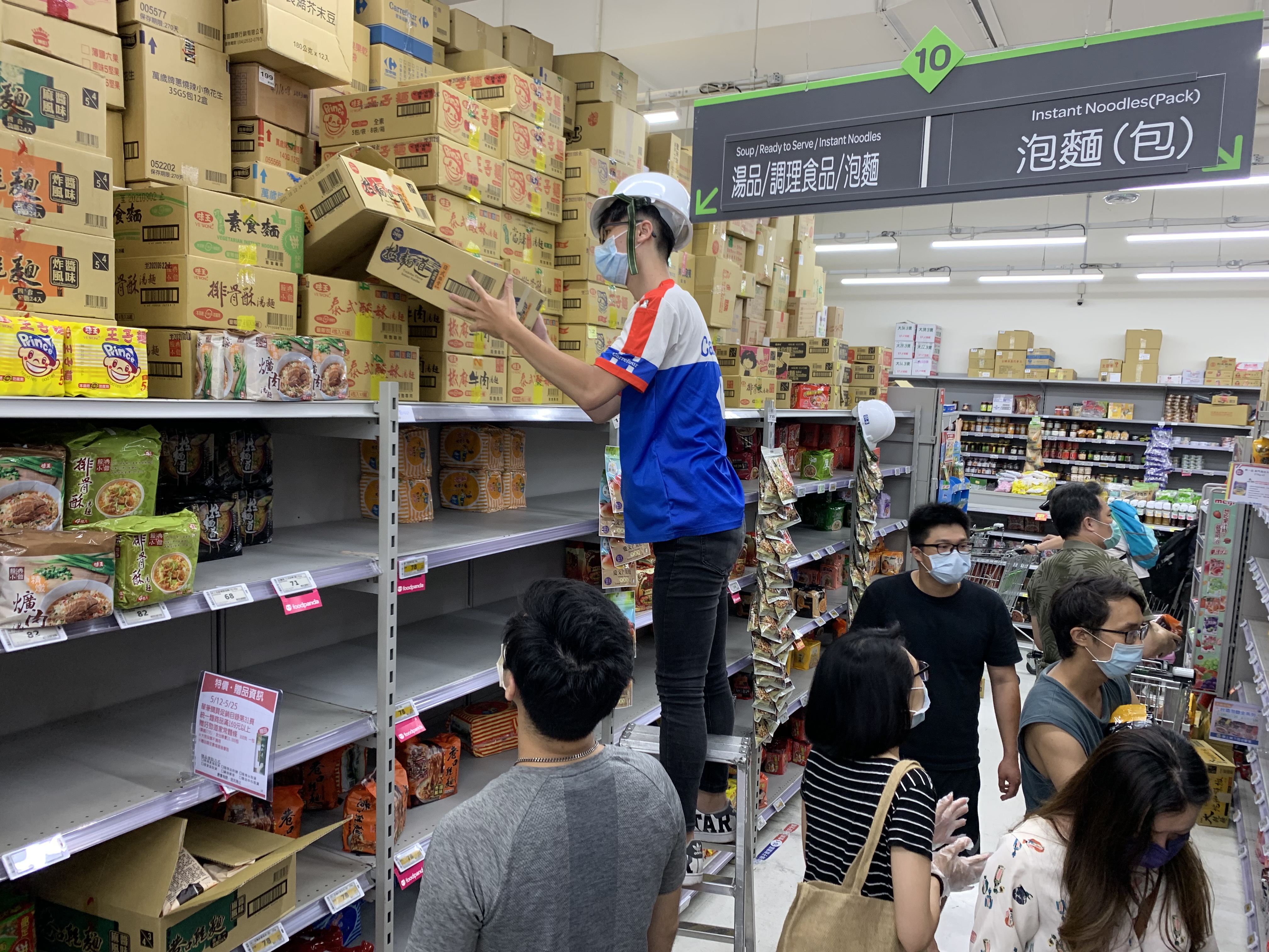 居家防疫推升食品囤貨潮，各大賣場的食品銷量大增。