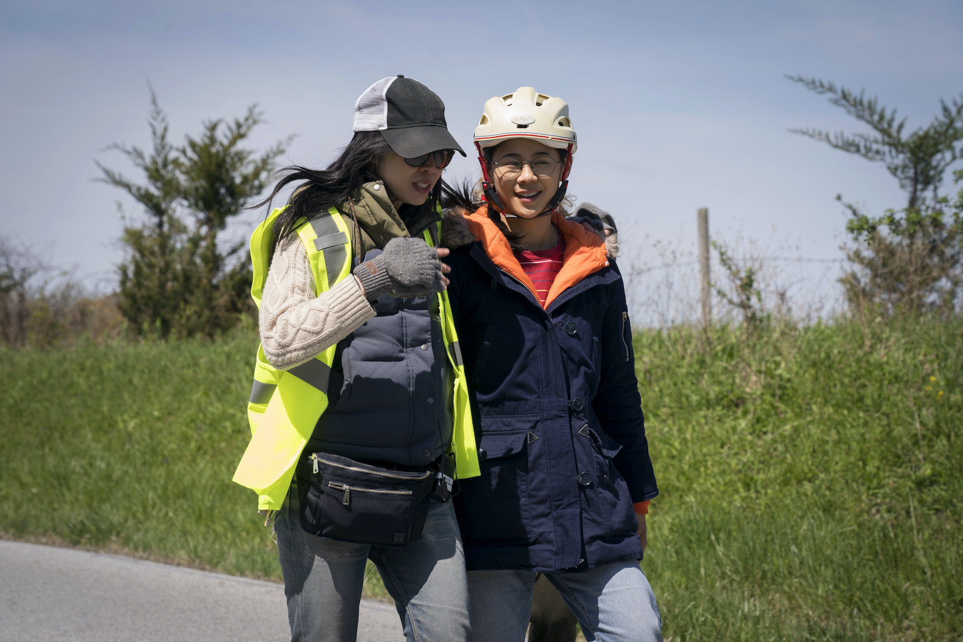 台裔導演伍思薇（左）想出絕招逼自己專心創作，終於完成《青春未知數》的劇本。（Netflix提供）