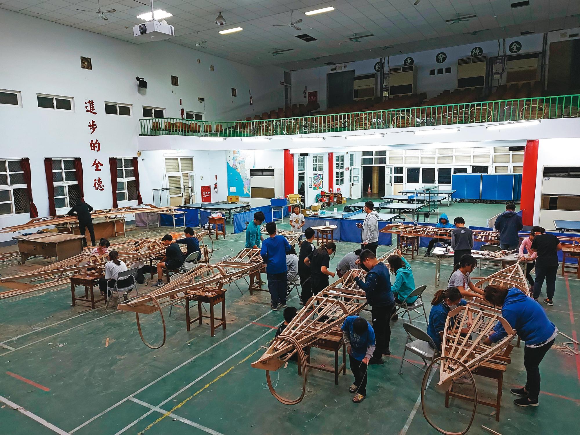 溫志榮在屏東縣琉球鄉全德國小,開設結合海洋教育的團體造舟課程。(溫志榮提供)