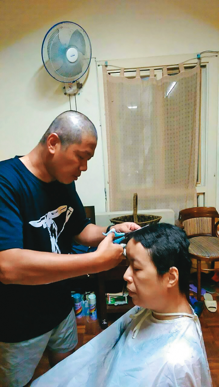 頂著光頭，溫志榮（左）陪老婆（右）一同度過抗癌低潮。（溫志榮提供）