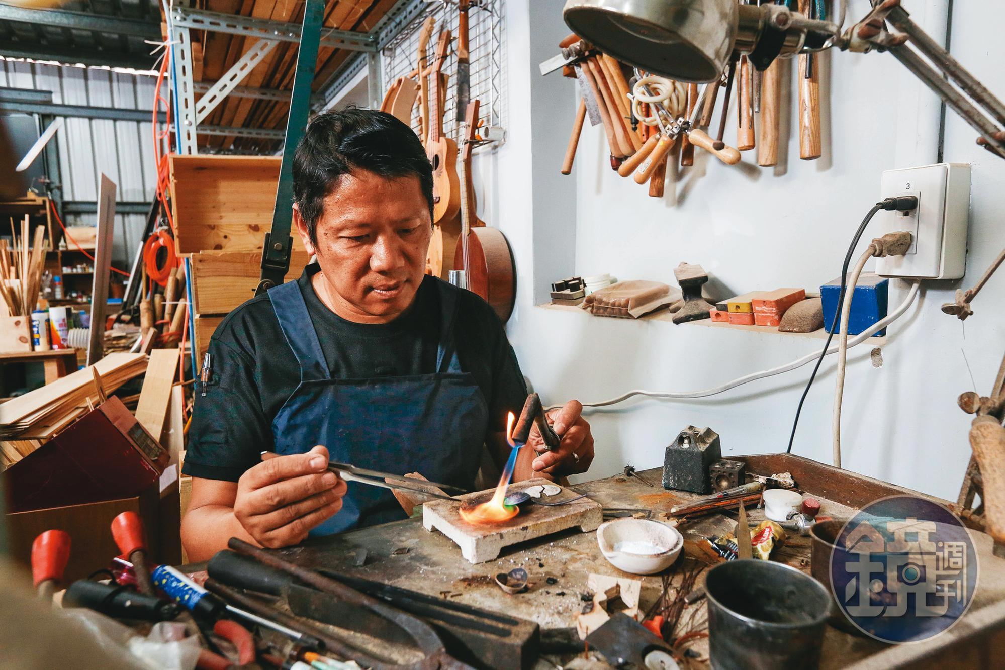 精通金工的溫志榮,也曾創立個人金工工作室。右圖為他親手製作的造舟人剪影黃銅皮帶釦。