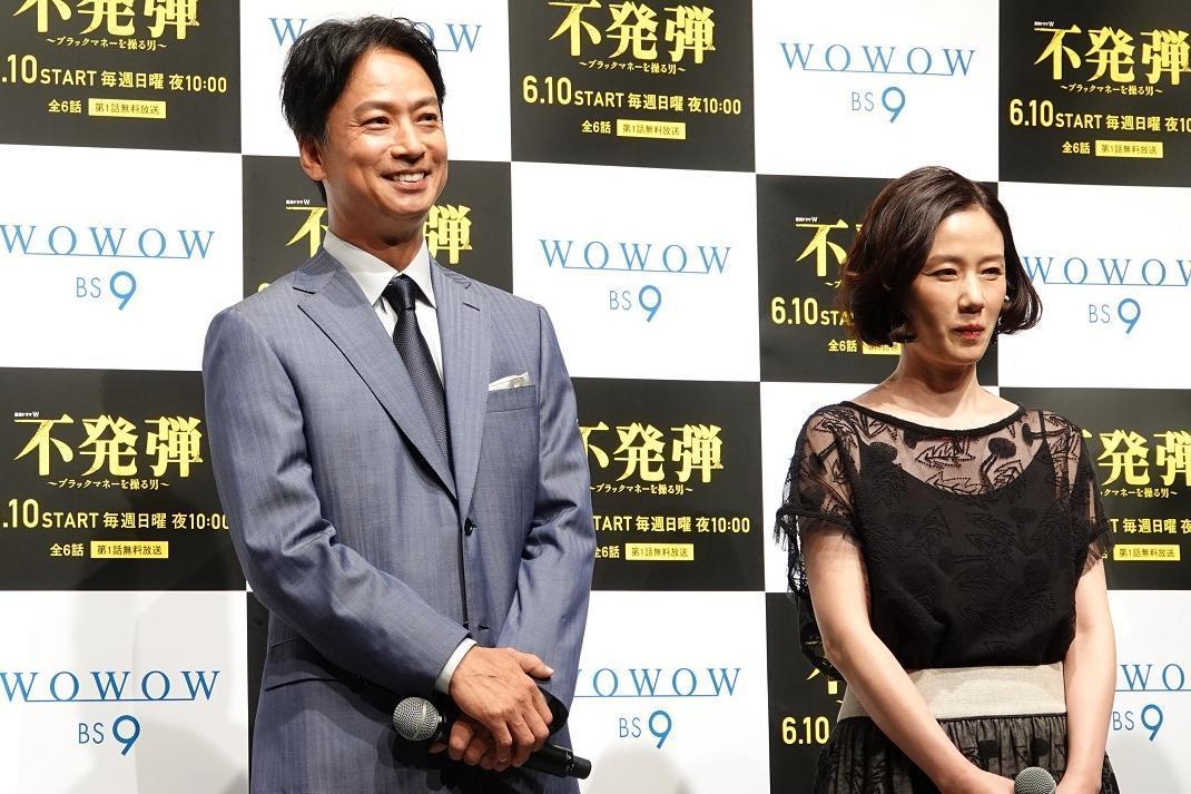 原田知世(右)是椎名桔平昔日的偶像,兩人曾經合作《不發彈》系列作品,如今失婚的熟年男女能在一起也算美夢成真。(翻攝網站okyo.whatsin.jp)