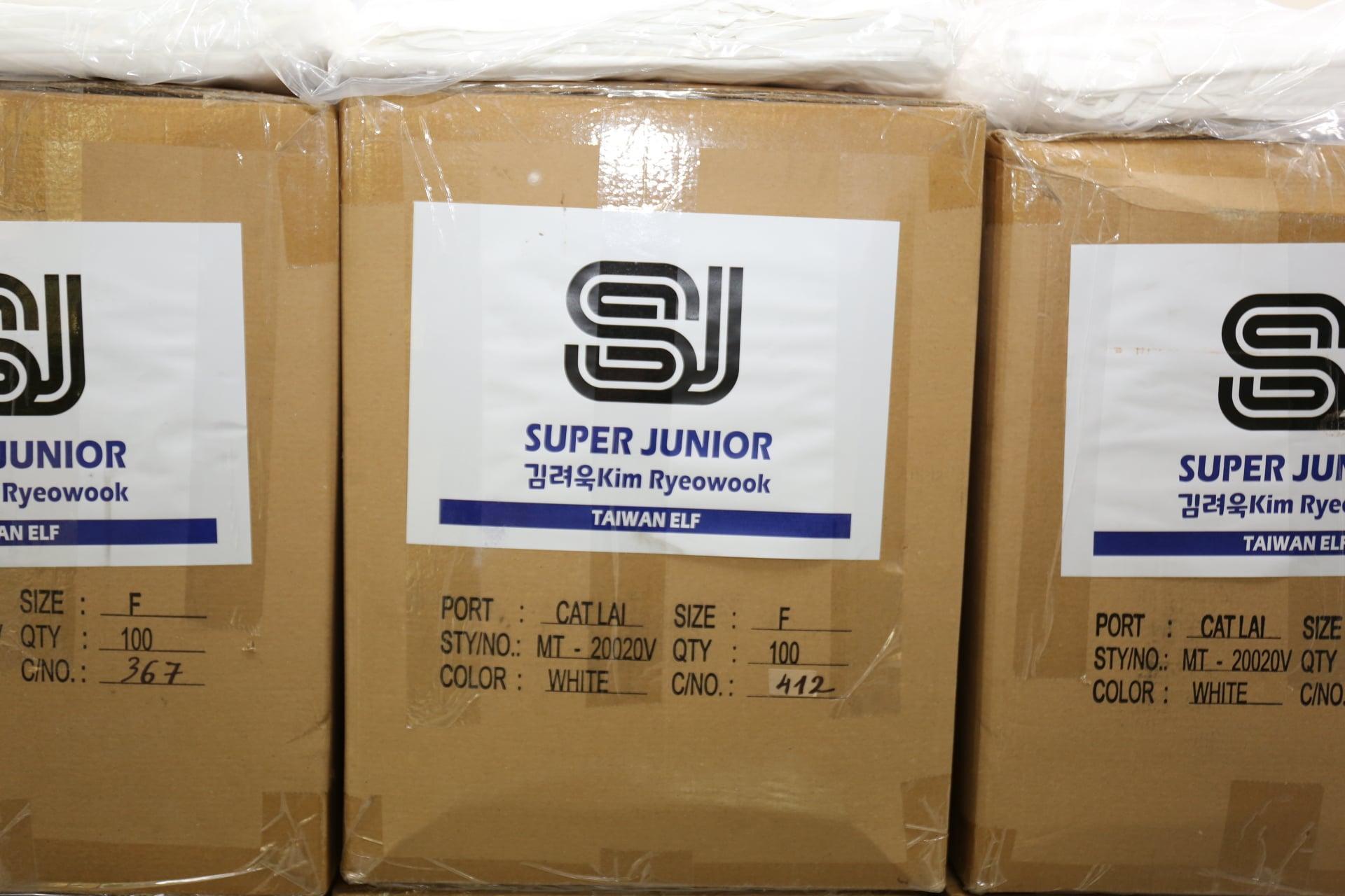 新竹縣政府消防局收到南韓天團Super Junior的神祕包裹,原來是台灣粉絲以偶像名義送出1,000件隔離衣。(翻攝自新竹縣政府消防局臉書)