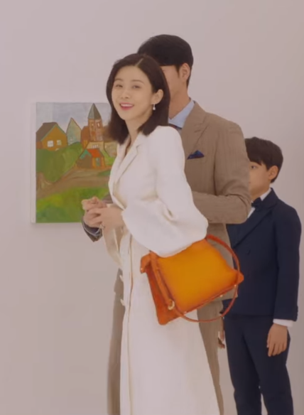 李寶英身上的擴袖設計大衣式洋裝NT$143,000、 Peekaboo ISeeU Medium亮橘色聚光燈設計包款NT$148,000(翻攝自TVN)