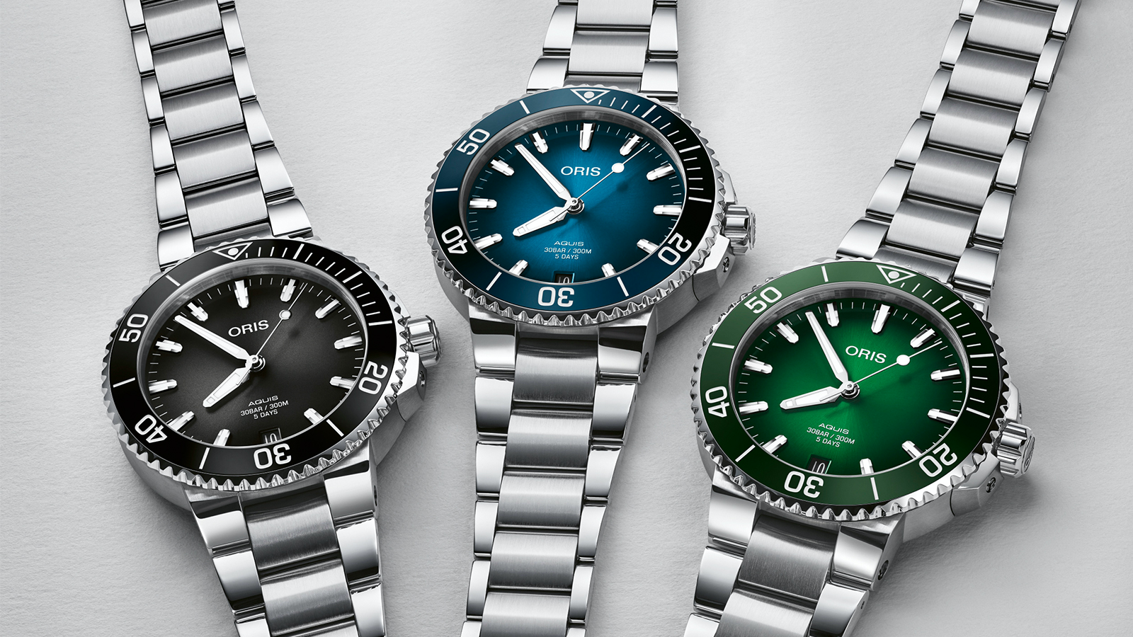 Aquis Date Calibre 400縮小尺寸、和推出三種新色是今年的改款重點，快拆錶帶和陶瓷圈也是符合趨勢的規格配備。