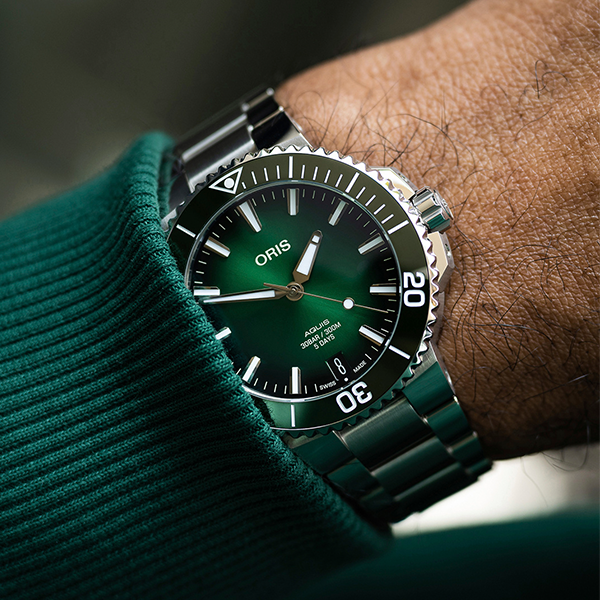 Aquis Date Calibre 400今年推出41.5mm的尺寸，和三個顏色的面盤，其中今年大行其道的綠色也是其中之一。