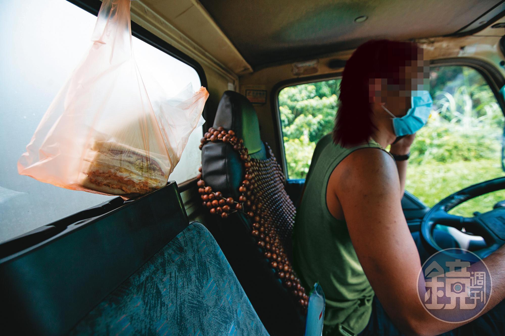 中午時分，阿康的早餐還掛在車裡，一口都沒動，為了把時間留給送貨，他習慣1天只吃1餐，卻也因為累且餓過頭，到了晚上反而沒胃口。（圖中人物已經變裝處理）