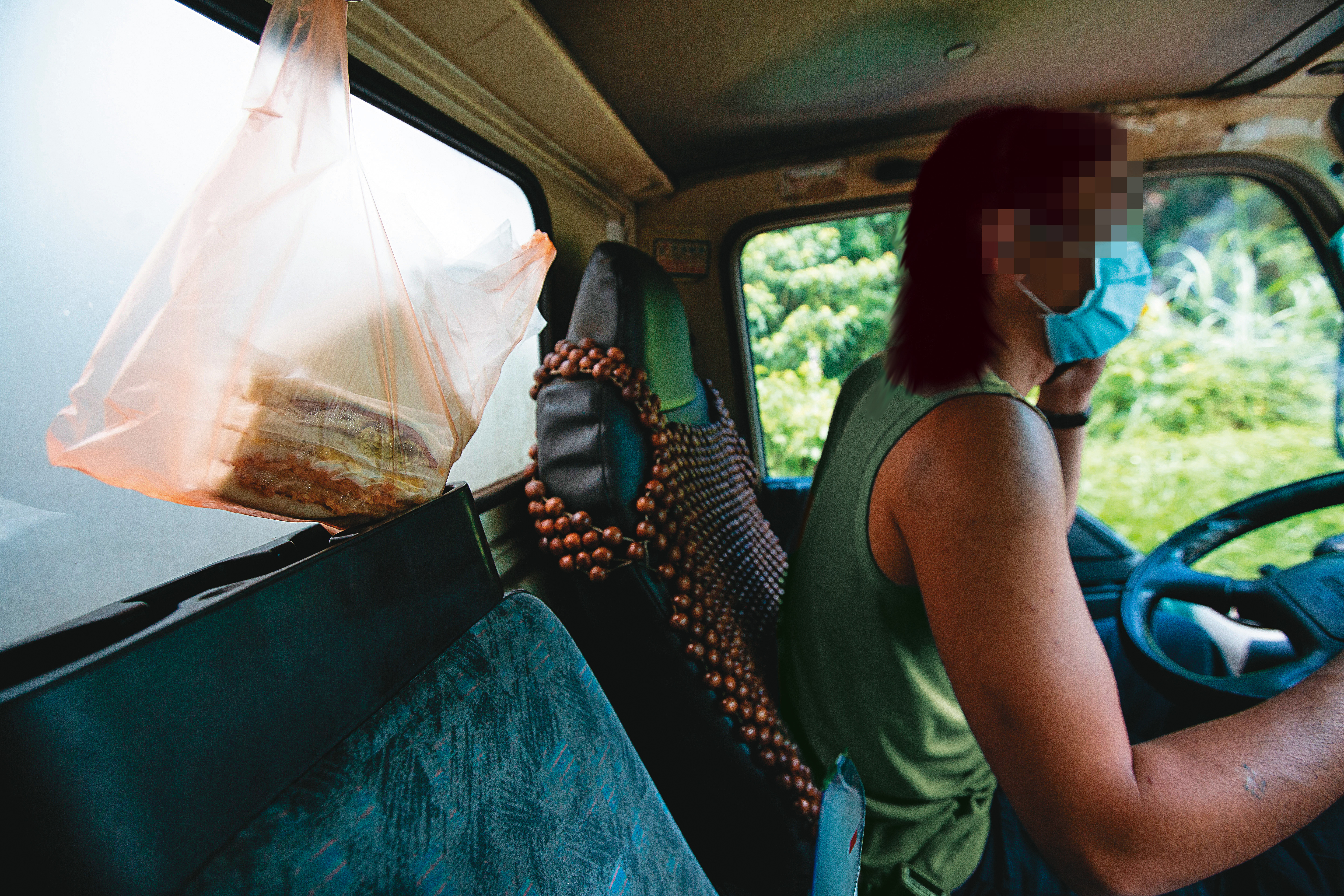 中午時分，阿康的早餐還掛在車裡，一口都沒動，為了把時間留給送貨，他習慣1天只吃1餐，卻也因為累且餓過頭，到了晚上反而沒胃口。（圖中人物已經變裝處理）