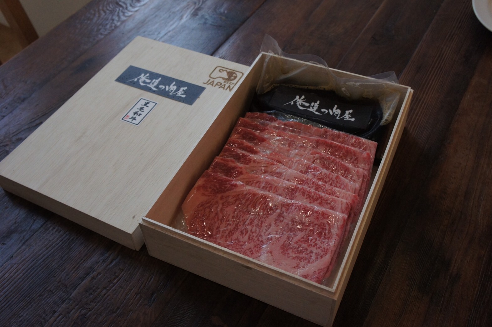 日式木盒包裝的「俺達の肉屋」和牛肉片，開箱先獻上視覺饗宴。