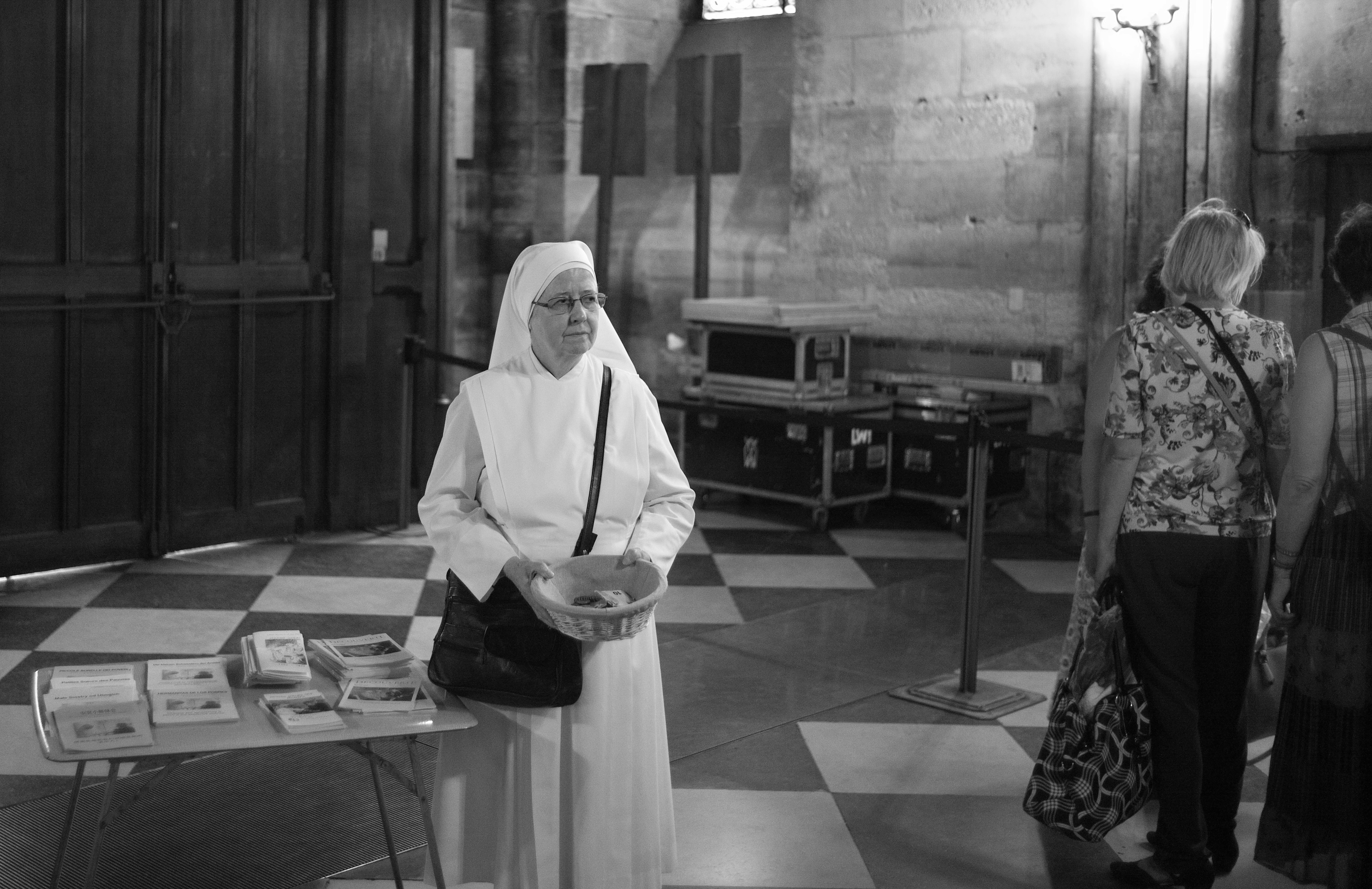 巴黎聖母院內的修女。