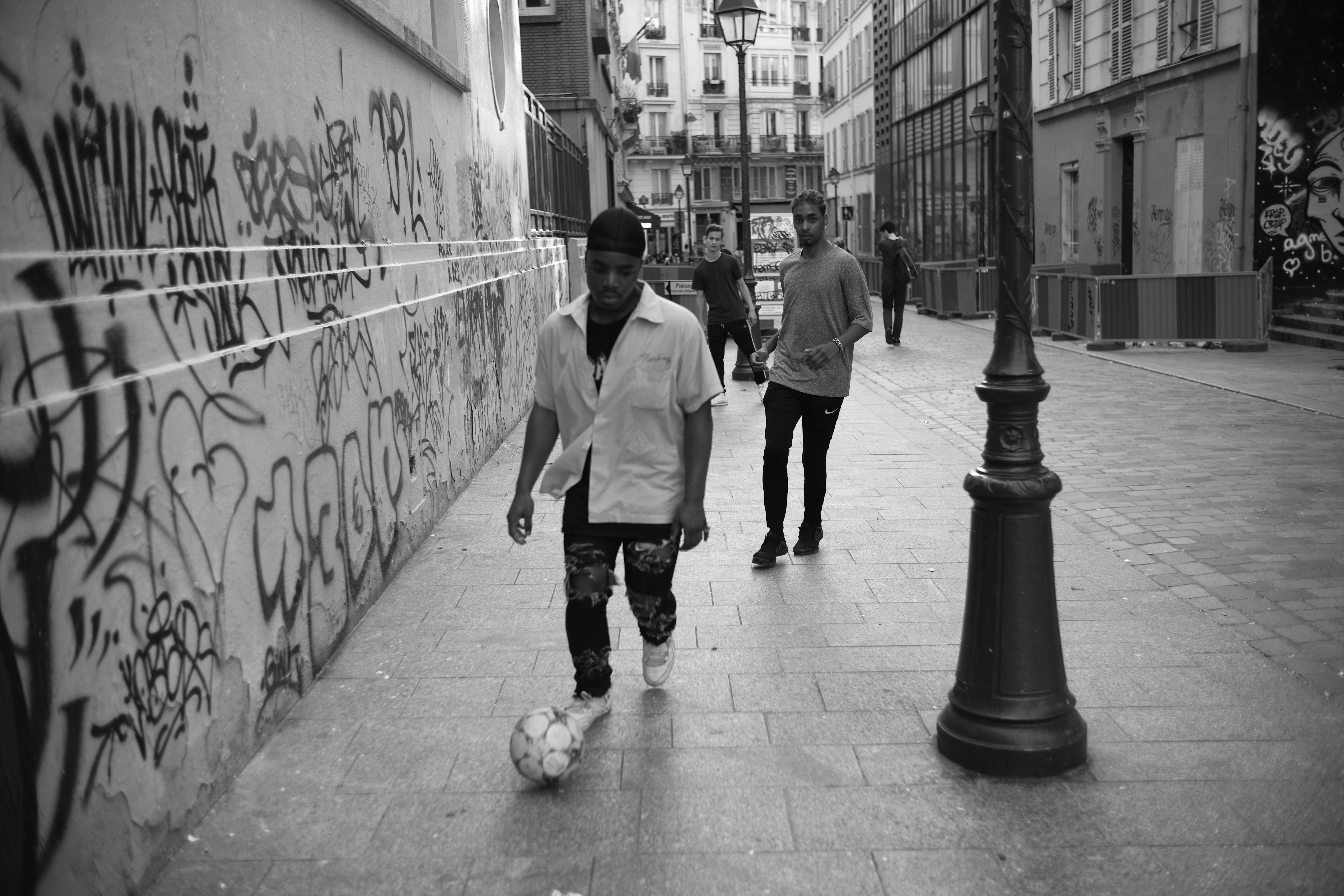 在公民廣場踢足球的男子。