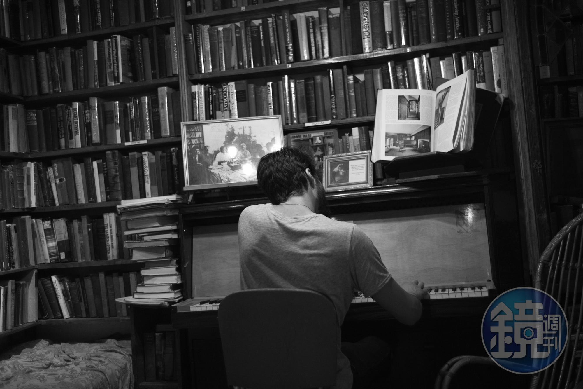 書店內彈琴的男子。