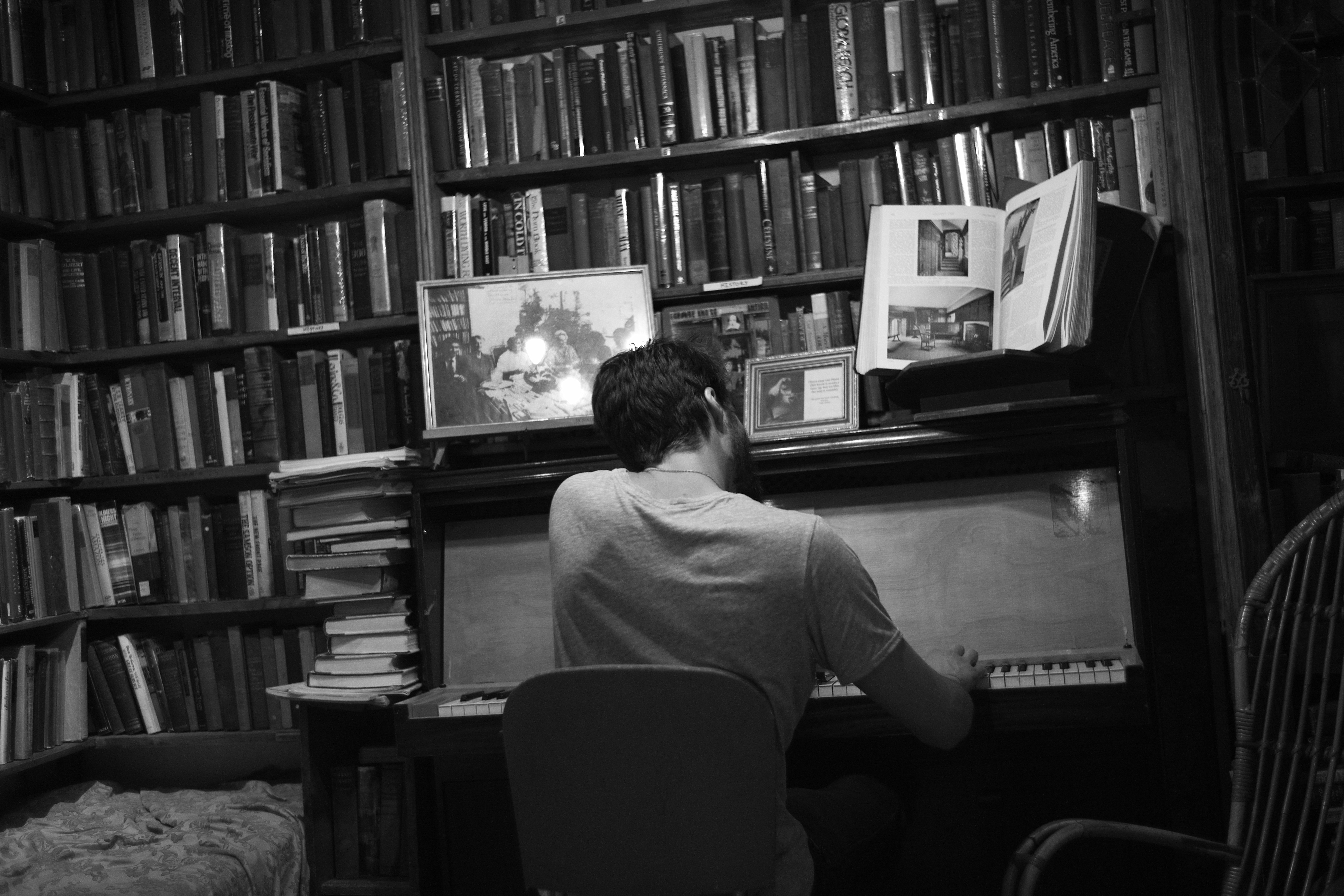 書店內彈琴的男子。
