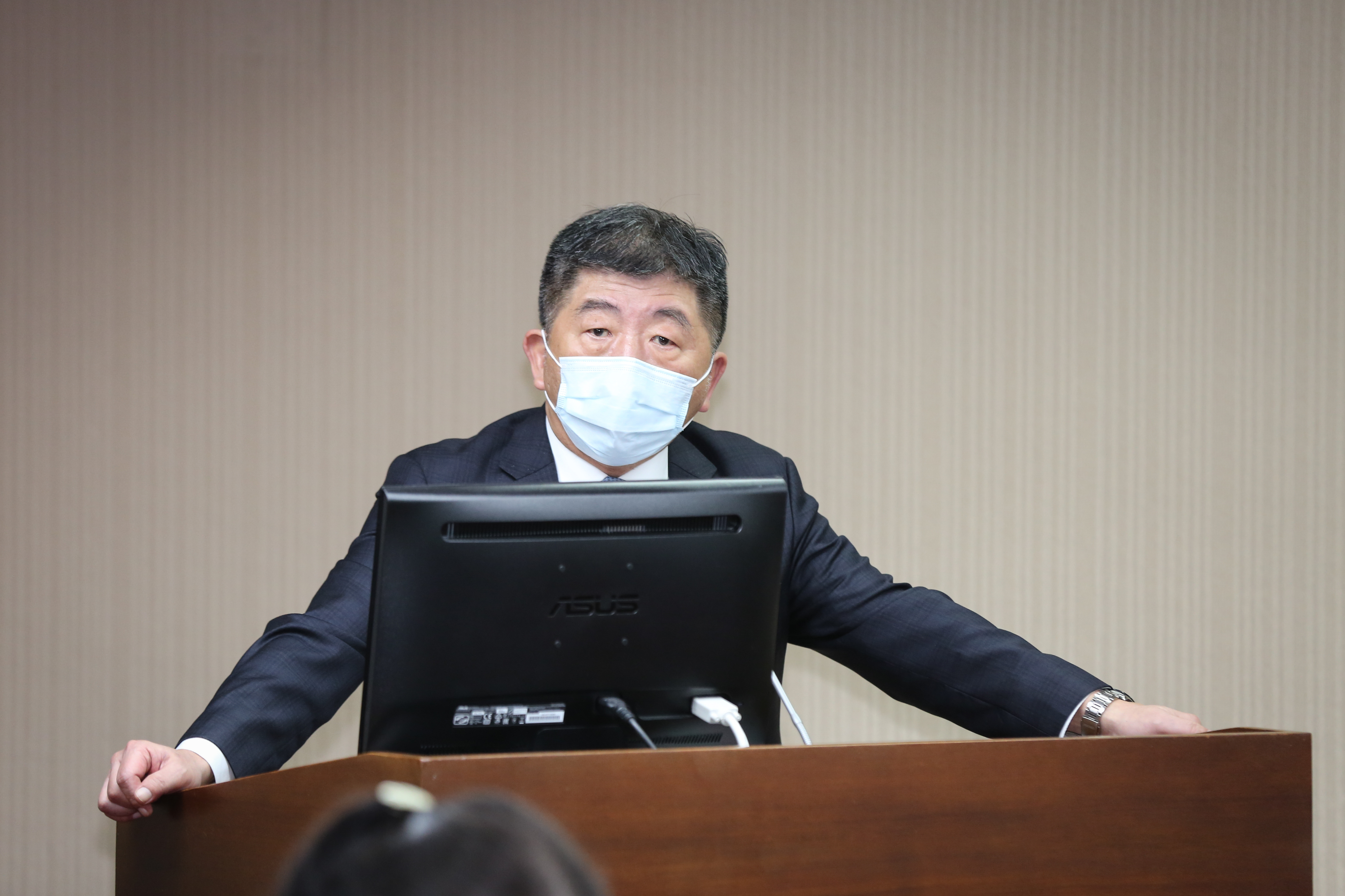 衛福部長陳時中表示，台灣施打AZ的死亡通報率與他國相比沒有比較高，但會研究是否加註相關警語。（本刊資料照）