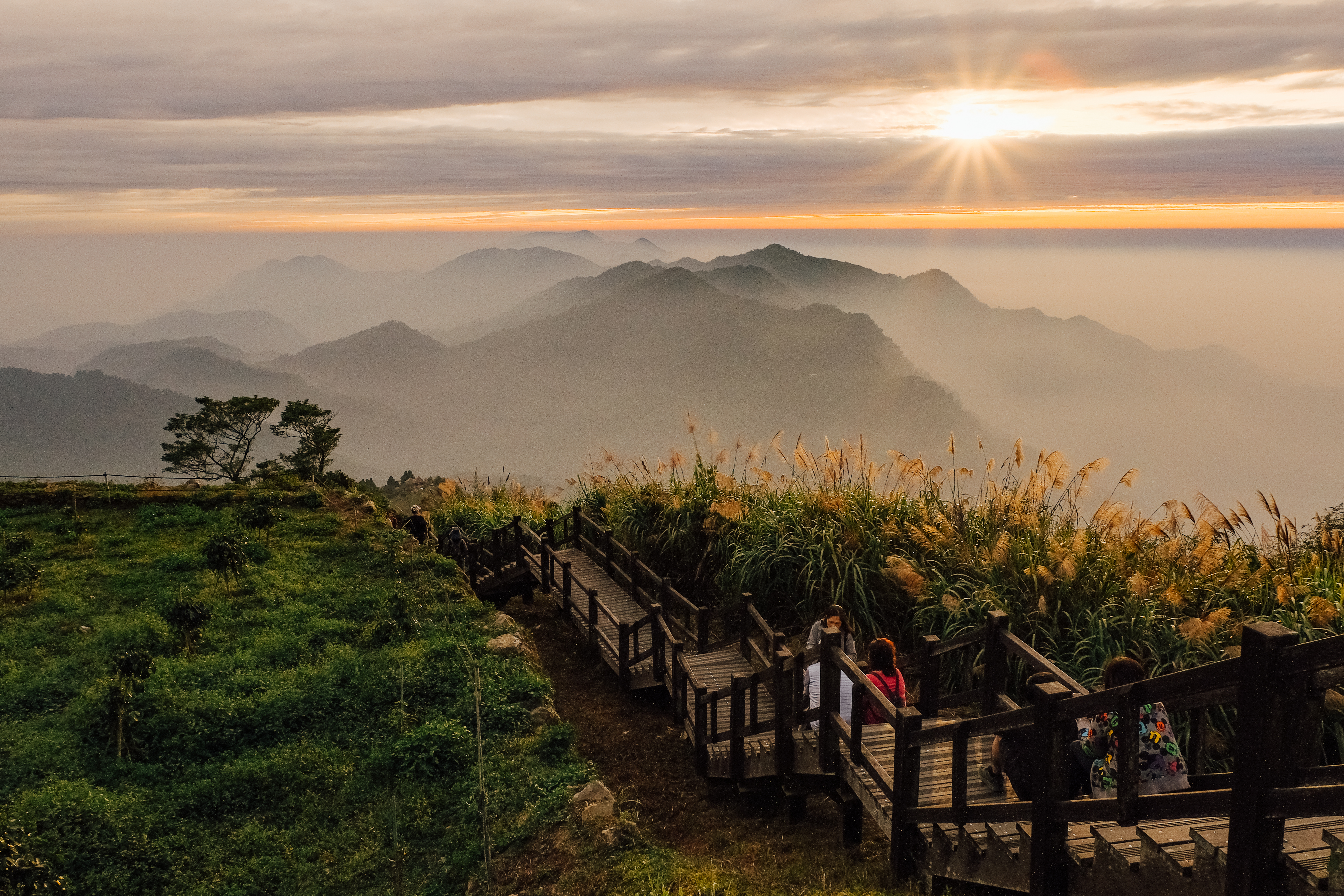 剛抵達時太陽的位置還很高，旅人們就坐在木棧道上，等待著日落。