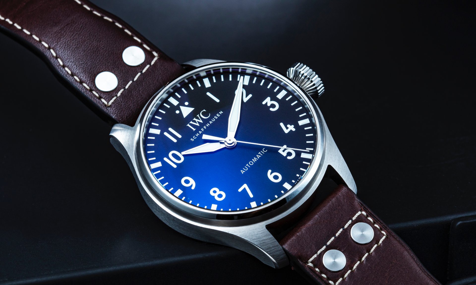 IWC Big Pilot’s Watch 43 IWC飛行錶之年的重頭戲，就是這款全新尺寸的大飛行員錶。其錶徑43mm比原本縮小3mm，佩戴上手更為舒適。同時，採用大三針的功能配置，並且取消日期顯示窗，也更接近1940年代原始錶款的簡潔樣貌，並配備EasX-CHANGE錶帶結構，可自行替換不同錶帶。 功能：時、分、秒指示 機芯：自動上鏈機芯 定價：約NT$276,000