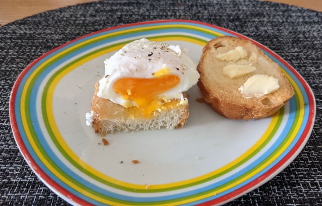 一位網友接到客人訂單，竟要求蛋要「10分熟」的同時還要「蛋不熟」。（示意圖，photoAC）