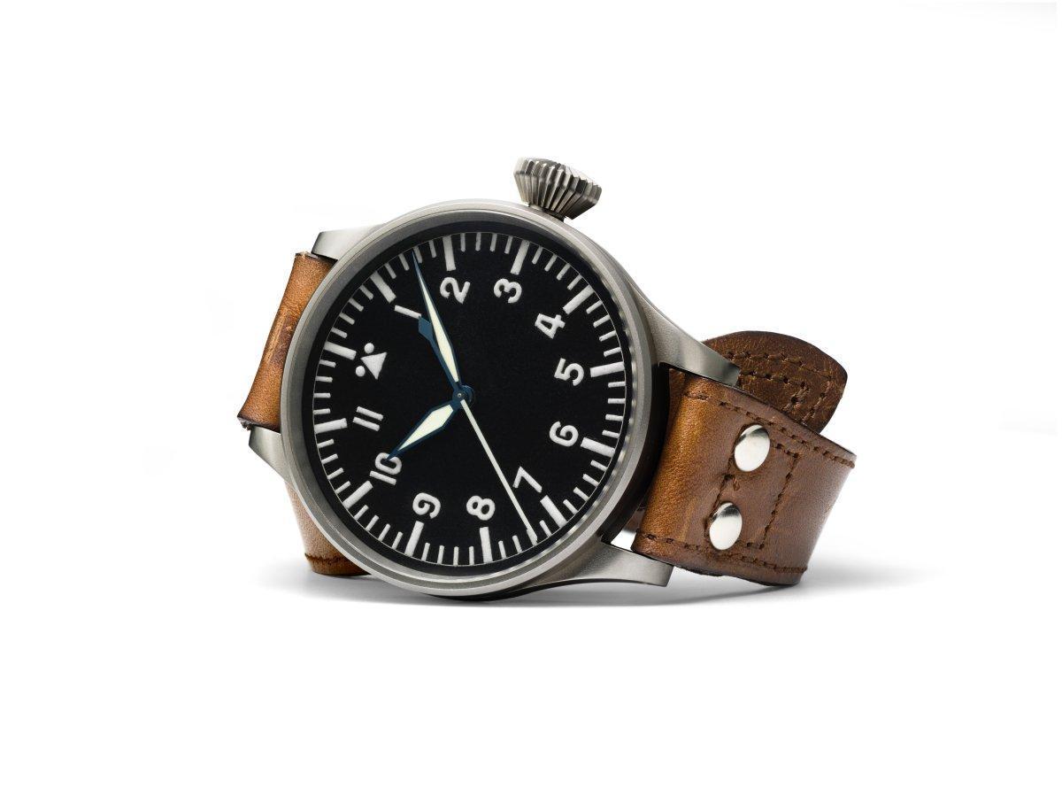 1940年原始IWC大飛行員腕錶，錶徑為55mm，非常巨大。