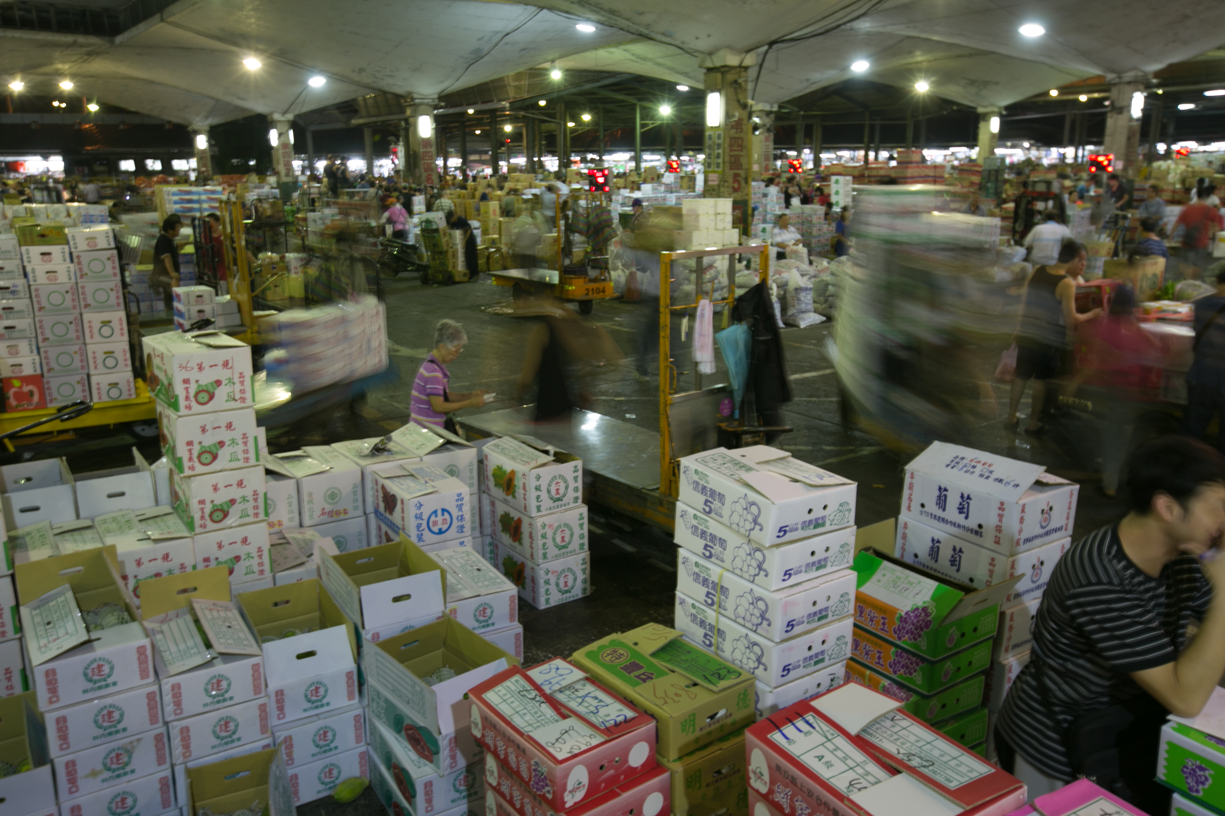 台北農產運銷公司近日爆發18人確診，圖為北農第一果菜批發市場示意圖，圖中人物與本新聞無關。（本刊資料照）