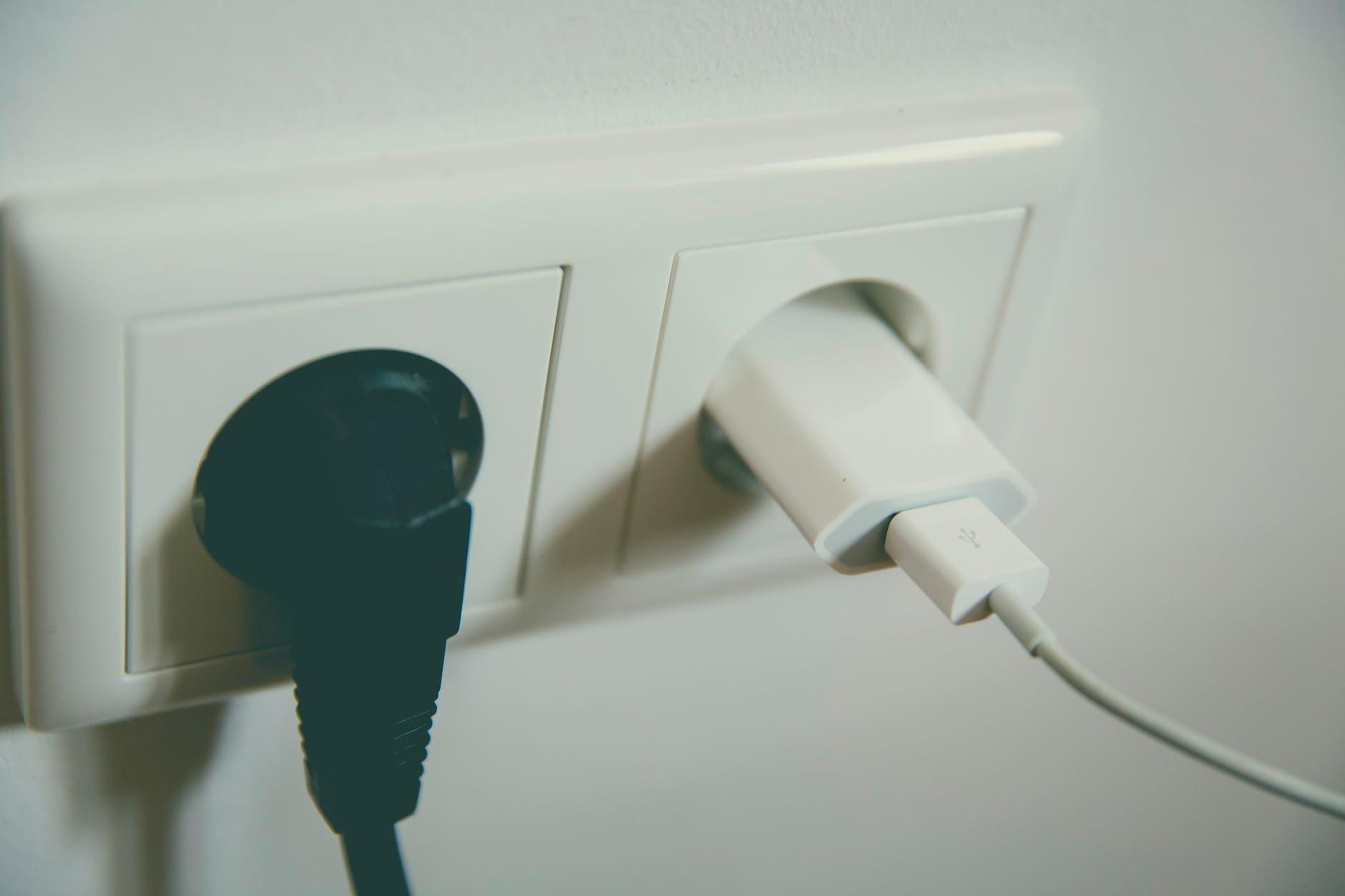 原PO抱怨家人為了省電,每天堅持習慣拔掉電器插頭,這舉動讓她十分崩潰。(示意圖,pexels)