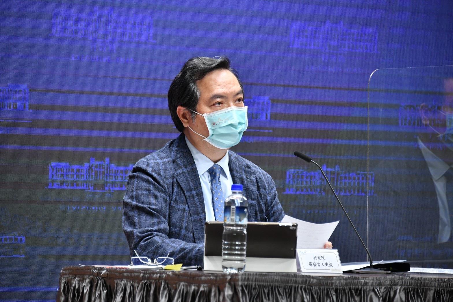 行政院發言人羅秉成除了公布台積電也提出捐贈500萬劑BNT疫苗外,更宣布授權鴻海永齡及台積電洽購疫苗。(行政院提供)