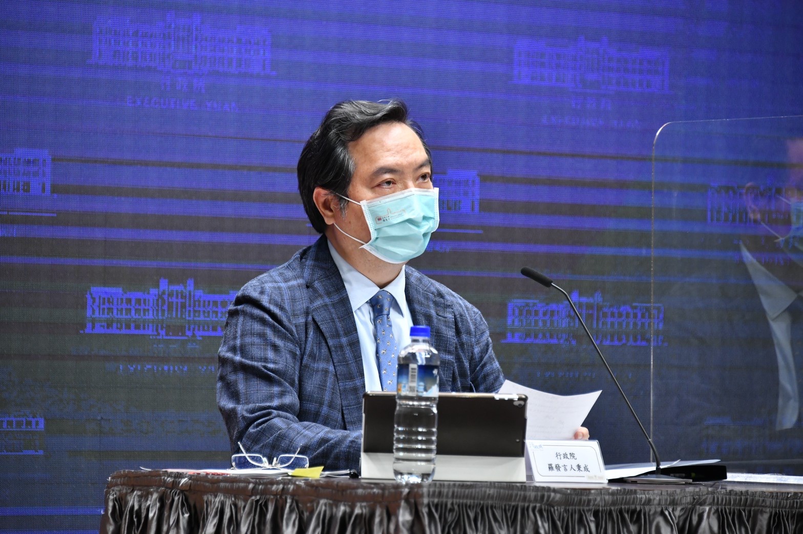 行政院發言人羅秉成除了公布台積電也提出捐贈500萬劑BNT疫苗外，更宣布授權鴻海永齡及台積電洽購疫苗。（行政院提供）