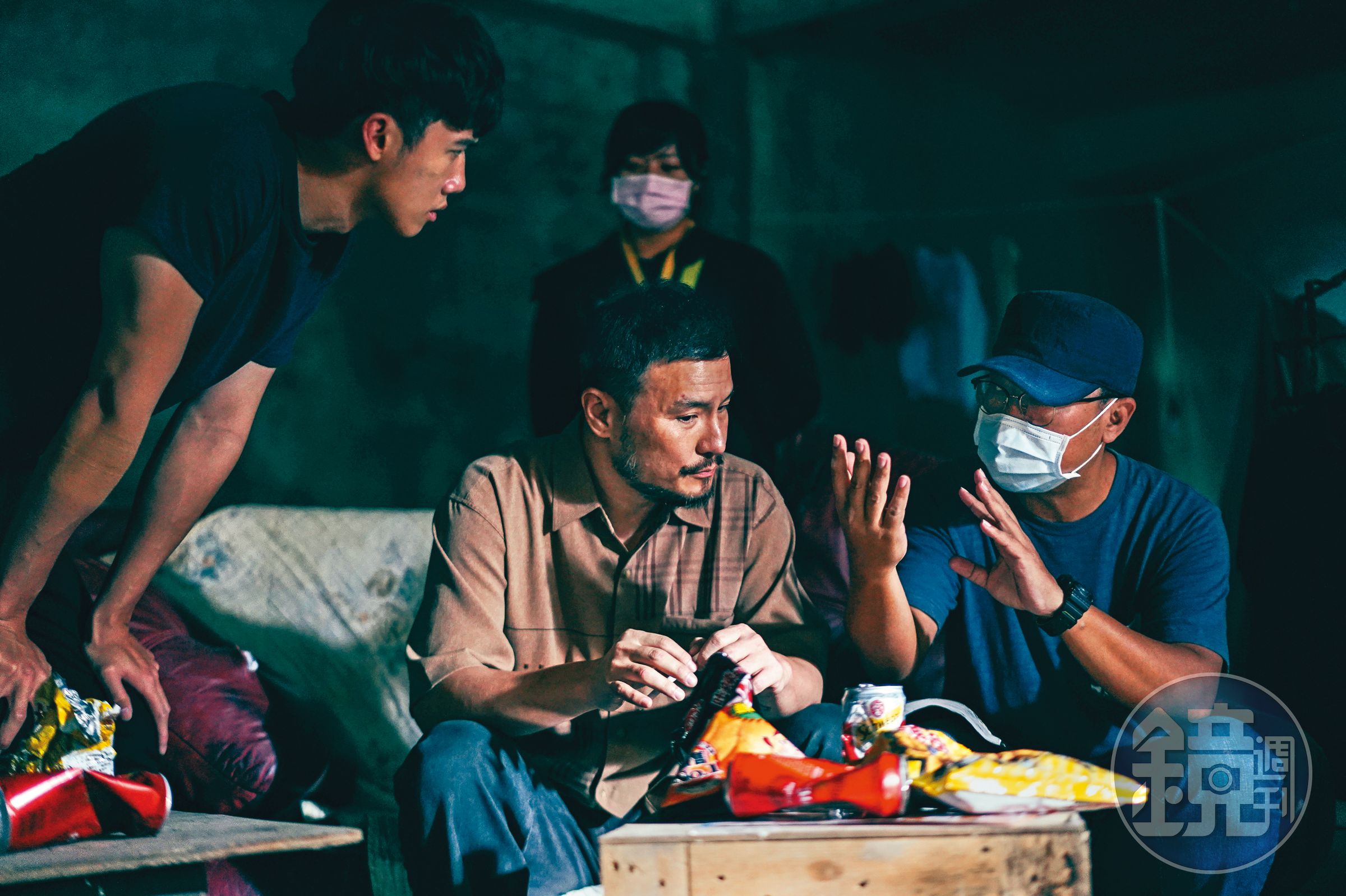 港星邱士縉（左起）與馬來西亞演員李銘忠，疫情期間來台拍戲，完成居家檢疫才進劇組。（CATCHPLAY提供）