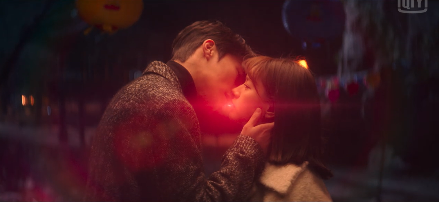 張基龍（左）在《我的室友是九尾狐》下定決心從惠利（右）身上取出狐珠，看似吻戲的設定其實沒有親到。（翻攝自愛奇藝國際站畫面）