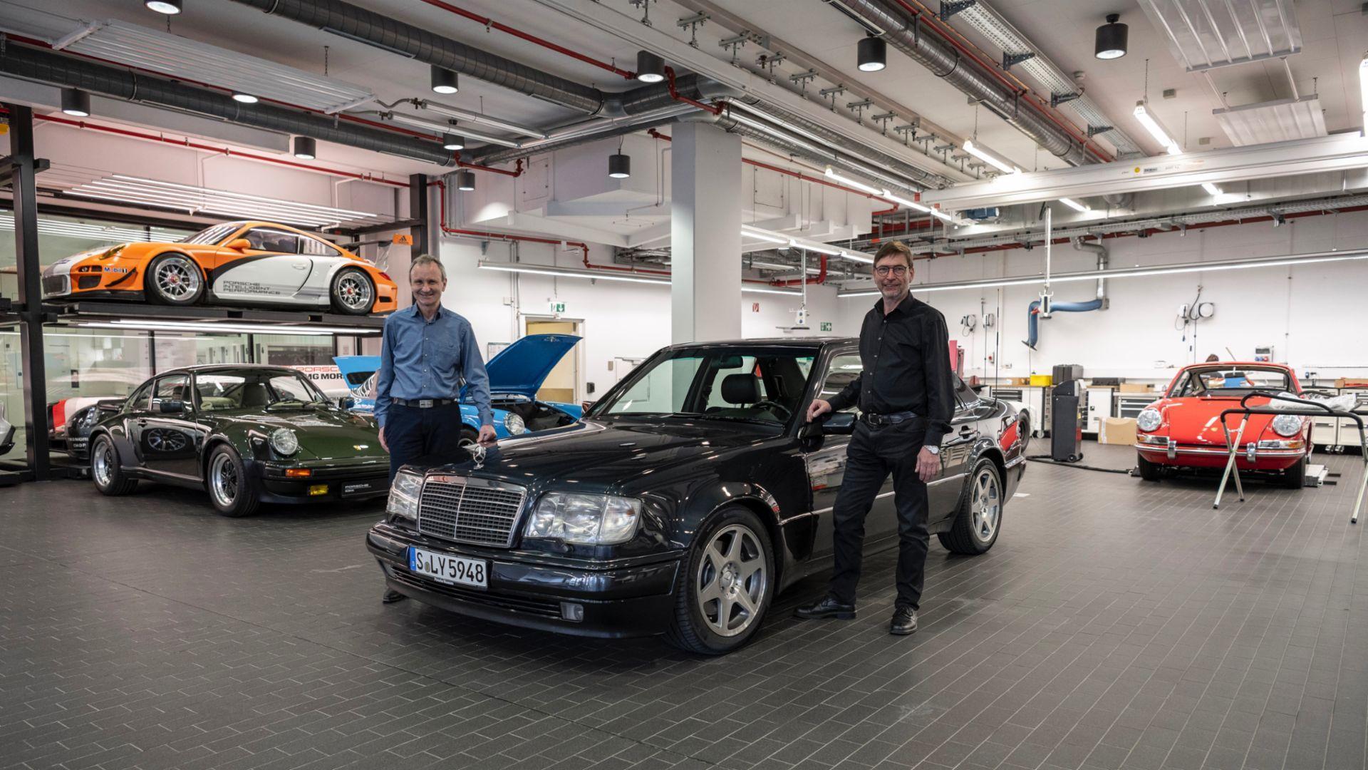 兩位全程參與開發Mercedes-Benz 500 E的重要人物：時任產品開發經理Michael Hölscher（右）及時任原型車部門主管Michael Mönig（左）。