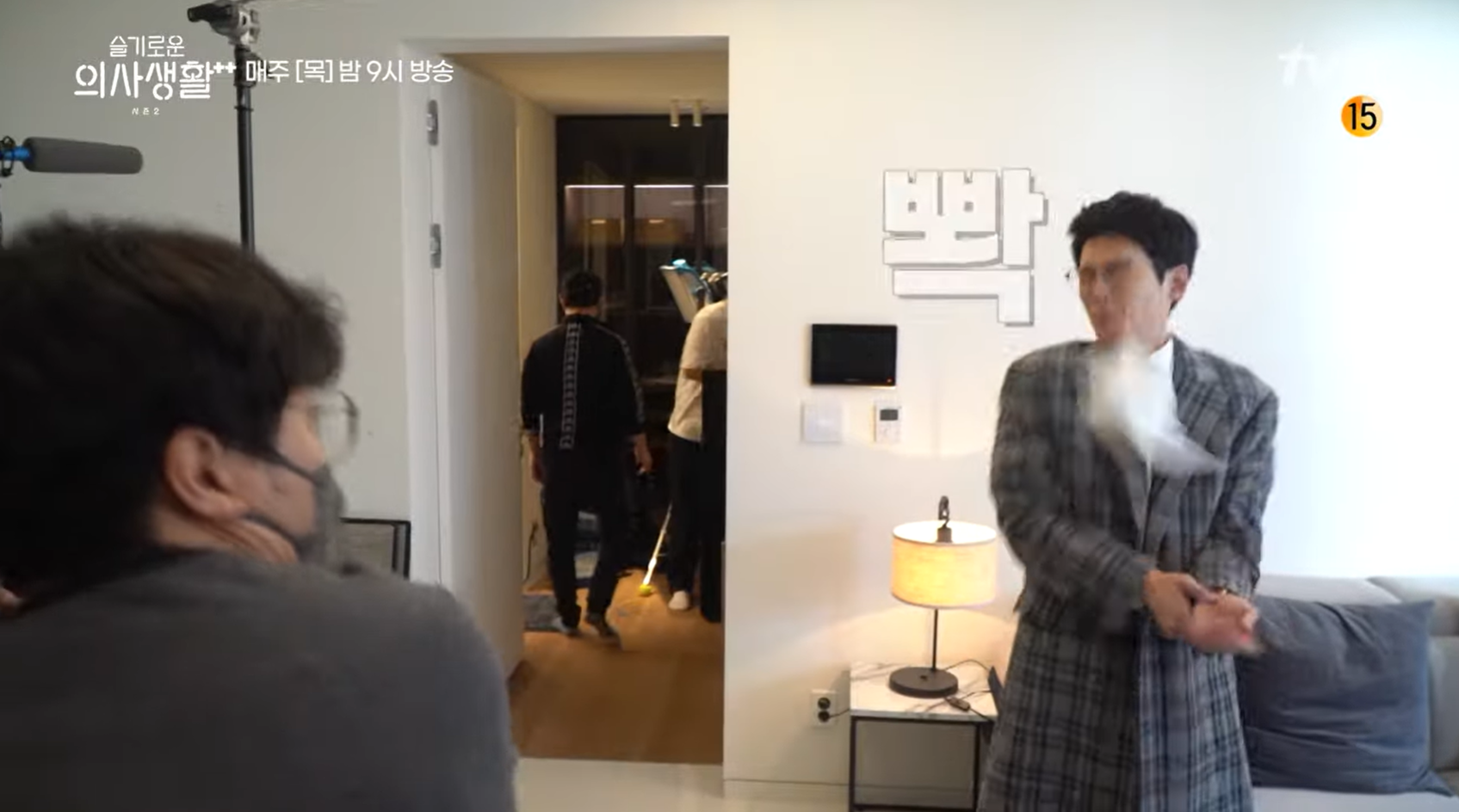 導演申元浩(左)也拿著衛生紙試著往鄭敬淏臉上丟,超強力道讓鄭敬淏下一秒忍不住飆髒話。(翻攝自tvN畫面)