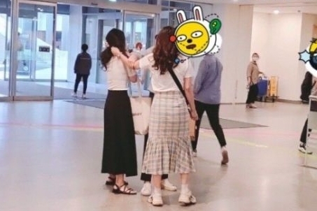 一位人妻埋伏在公司大廳，當場捉姦先生搞外遇還拉扯小三的頭髮。（翻攝自ruliweb）