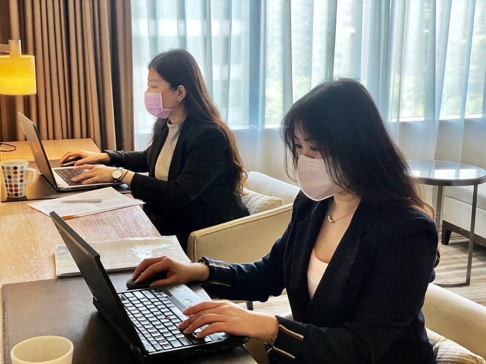 和逸飯店推出「行動辦公室」專案,將舒適客房打造成安靜且適合獨立工作的辦公空間。(國泰飯店觀光事業提供)