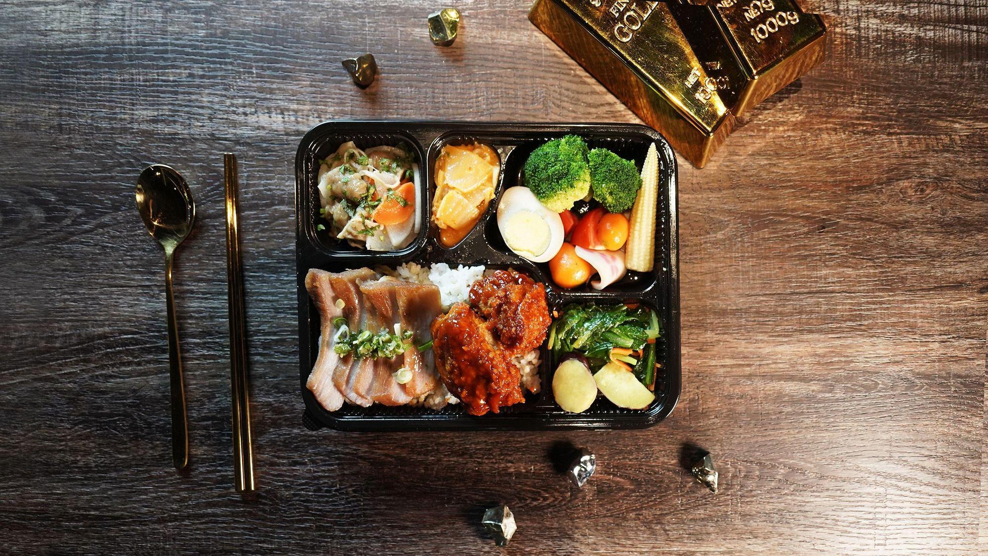 華山町加贈雙主菜便當松阪豬與炸雞。(天成飯店集團提供)