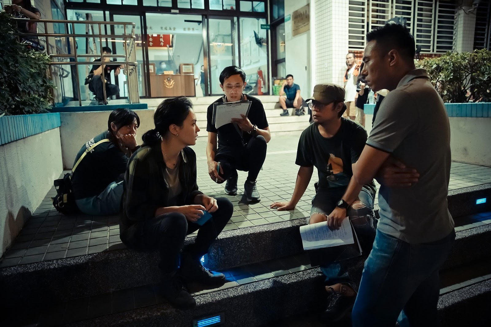 導演洪伯豪（右二）與莊凱勛（右一）、張榕容（左二），開拍前仔細討論角色情緒與故事鋪陳。（CATCHPLAY提供）