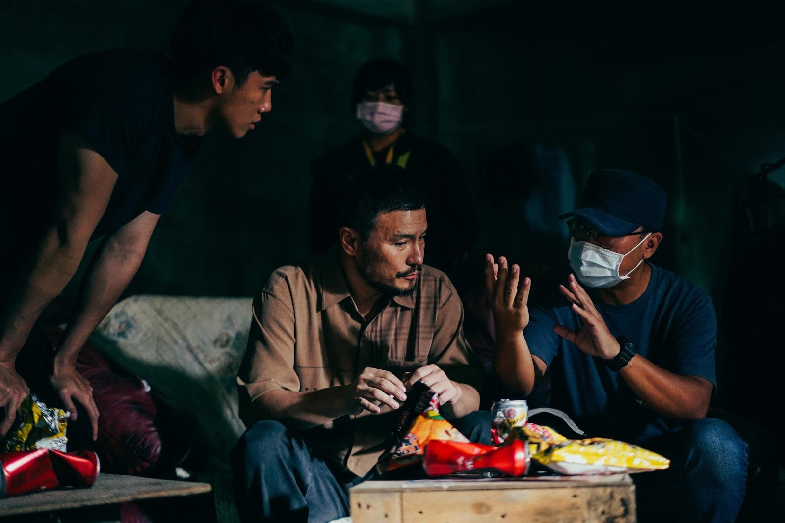 港星邱士縉（左起）與馬來西亞演員李銘忠，疫情期間來台拍戲，完成居家檢疫才進劇組。（CATCHPLAY提供）