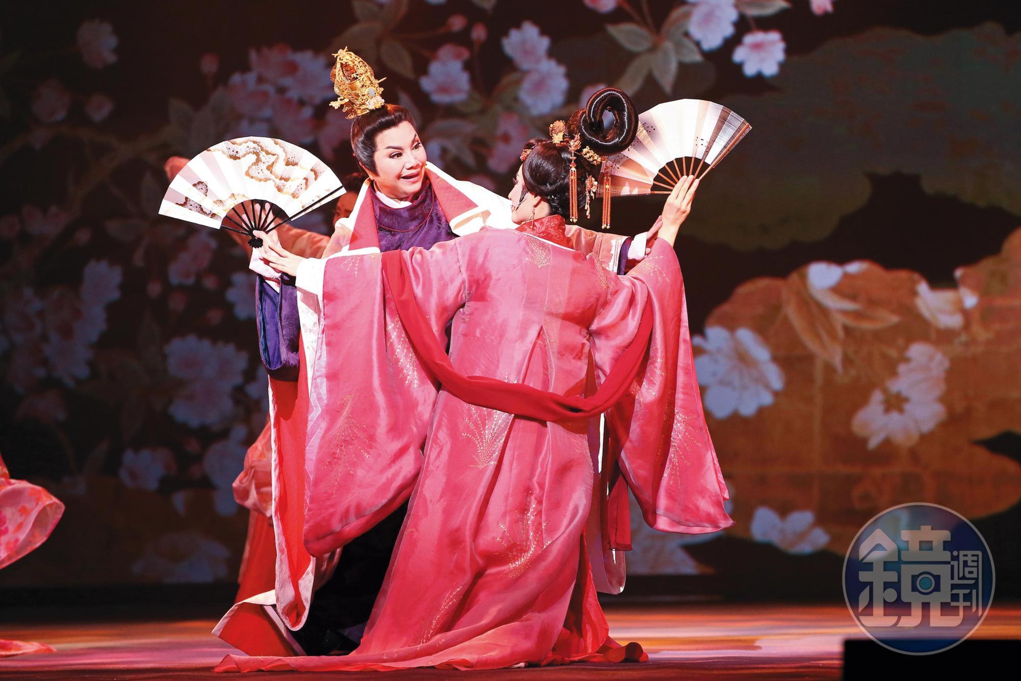 唐美雲（左）積極振興傳統歌仔戲劇，有「歌仔戲國寶演員」的美稱。