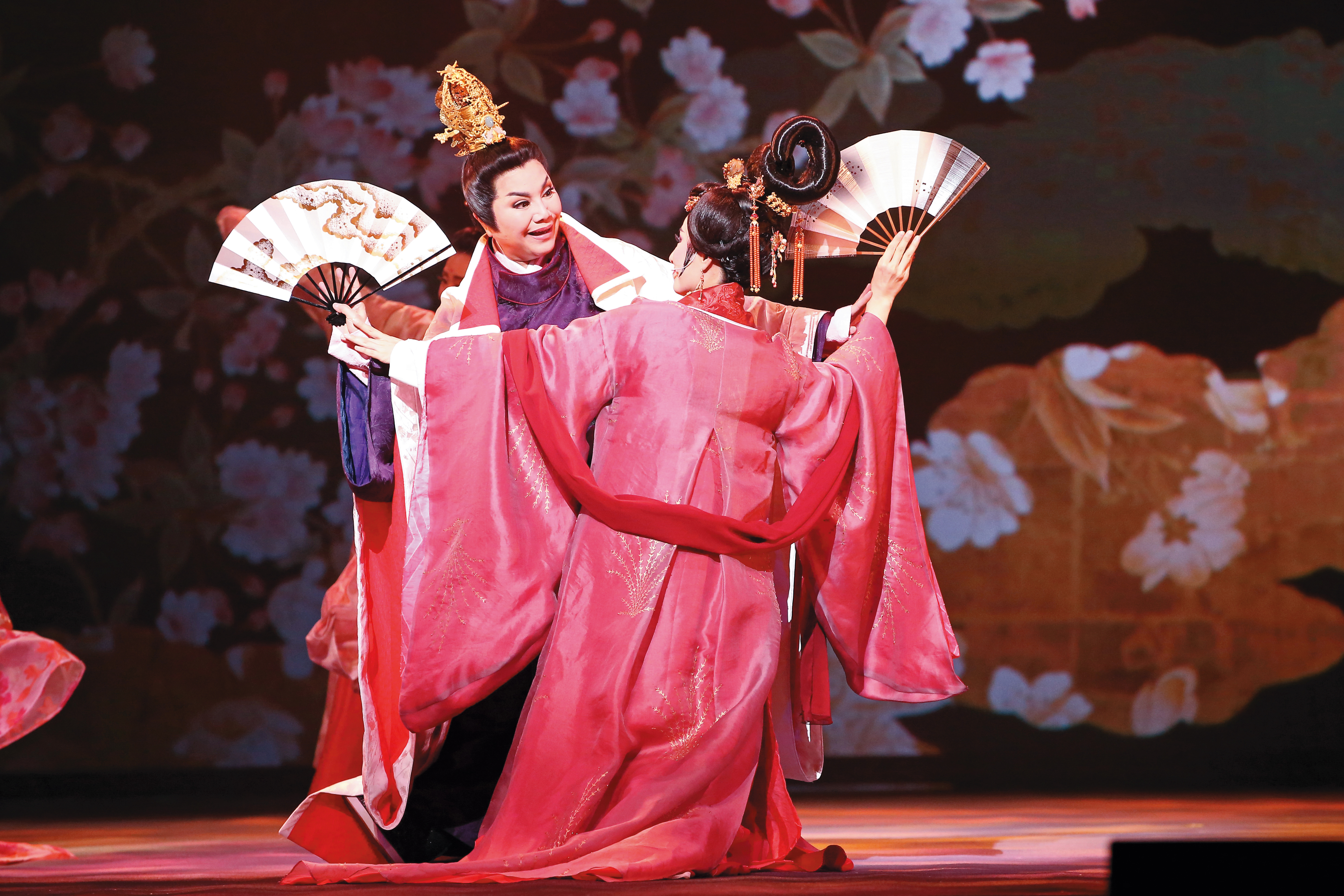 唐美雲（左）積極振興傳統歌仔戲劇，有「歌仔戲國寶演員」的美稱。